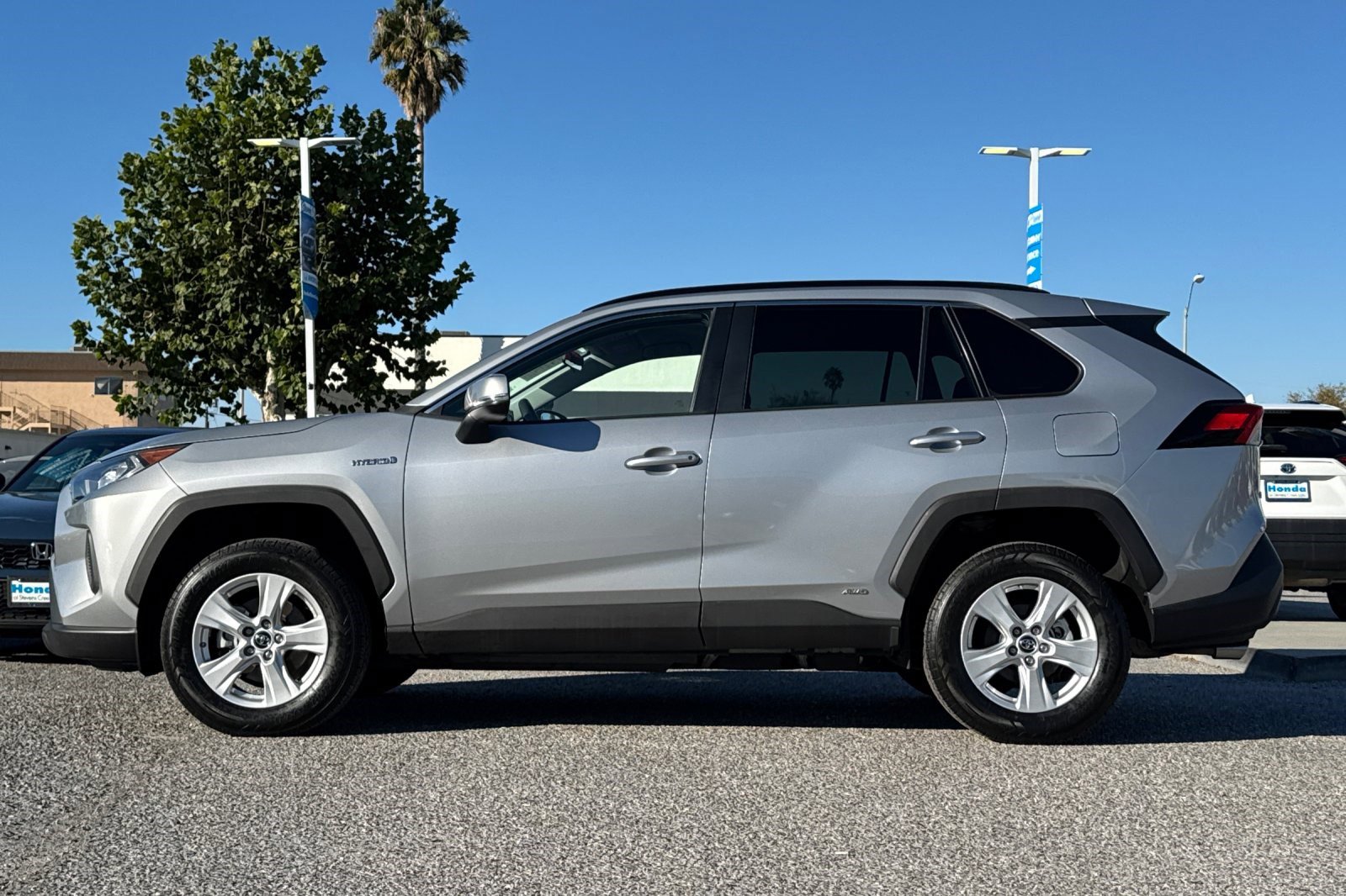 2019 Toyota RAV4 Hybrid LE photo 2