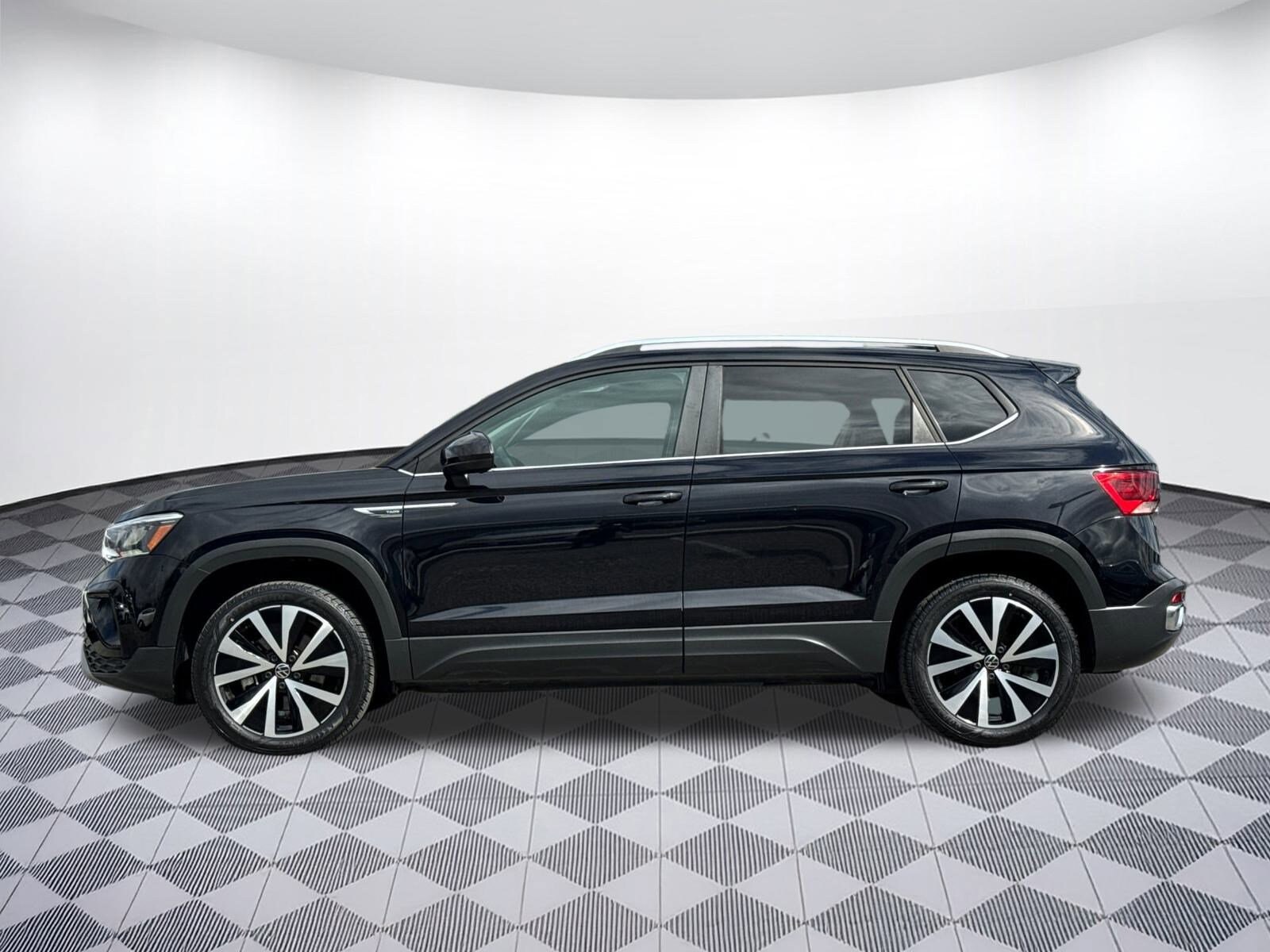 2022 Volkswagen Taos SE photo 2