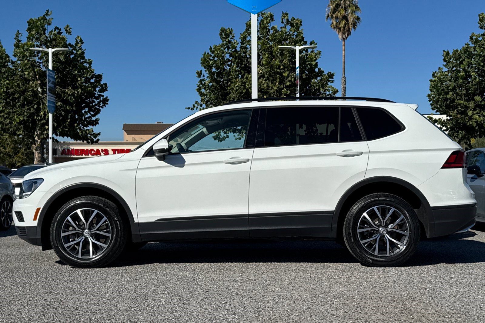 2021 Volkswagen Tiguan S photo 2