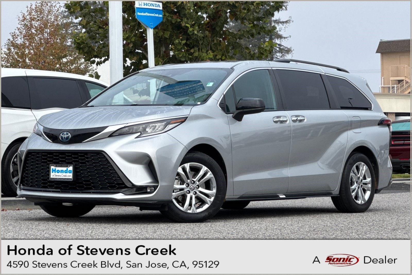 2023 Toyota Sienna XSE's photo