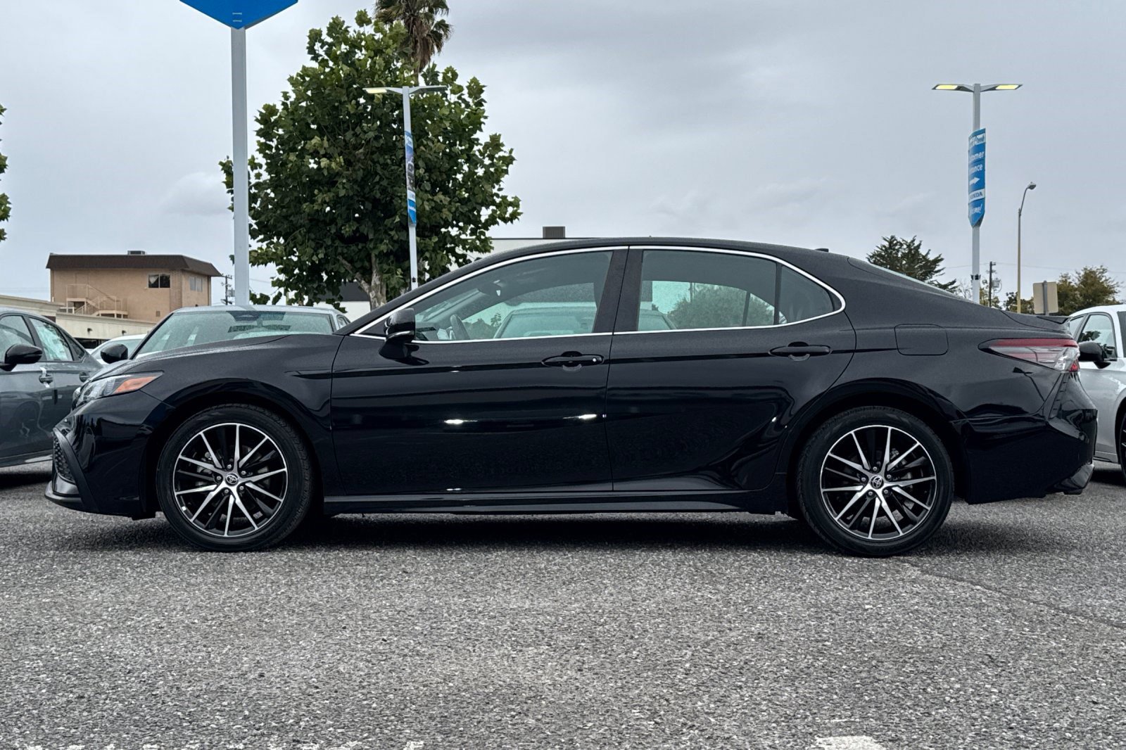 2022 Toyota Camry Hybrid SE photo 2