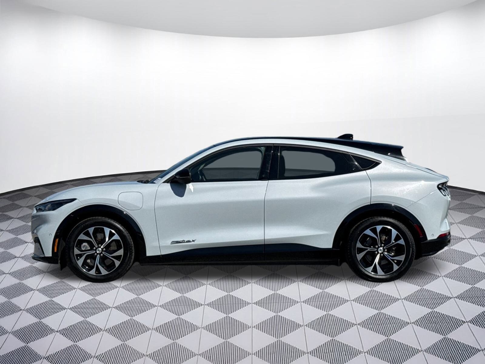 2021 Ford Mustang Mach-E Premium photo 2
