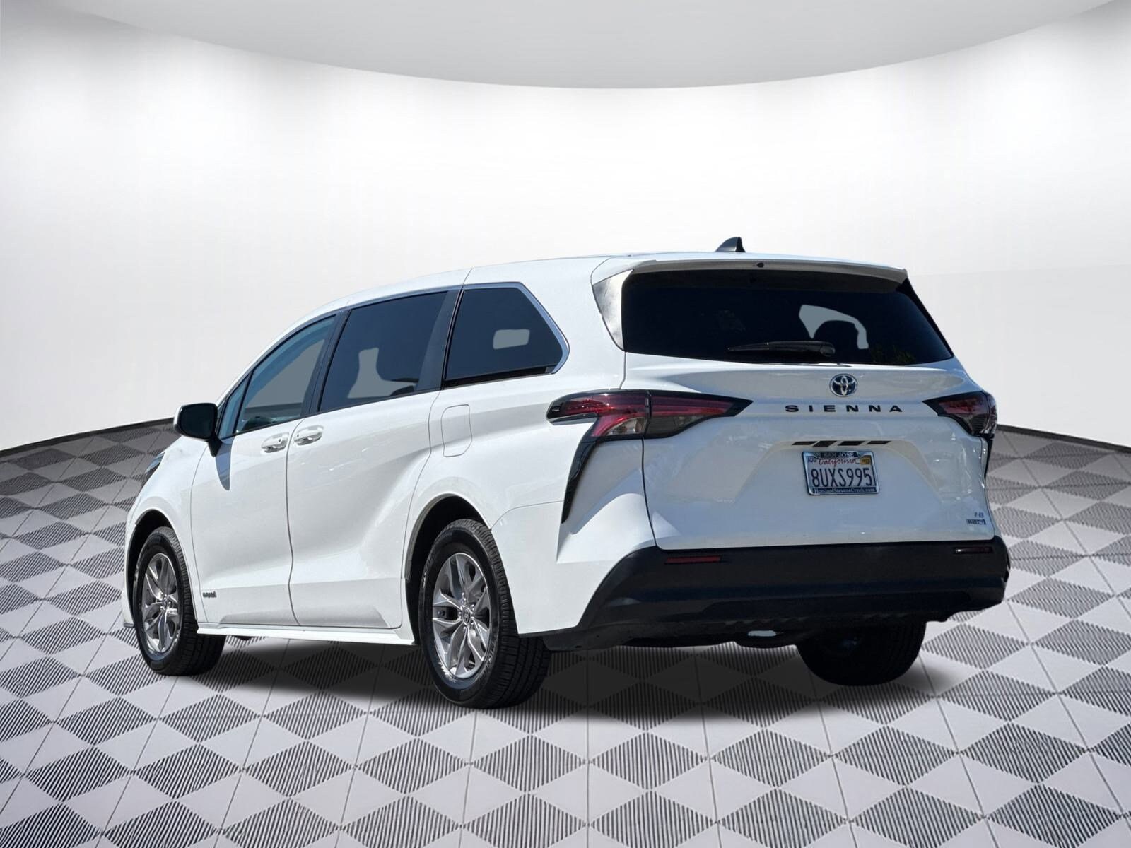 2021 Toyota Sienna LE photo 3