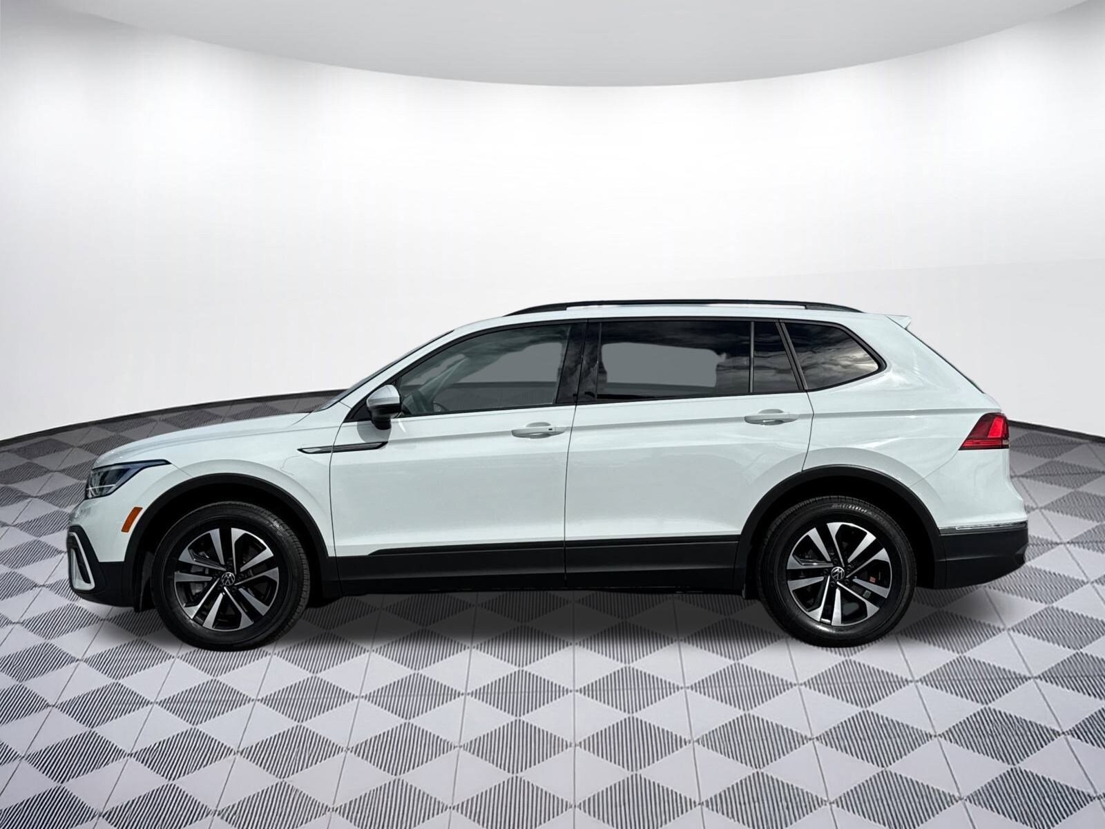 2024 Volkswagen Tiguan S photo 2