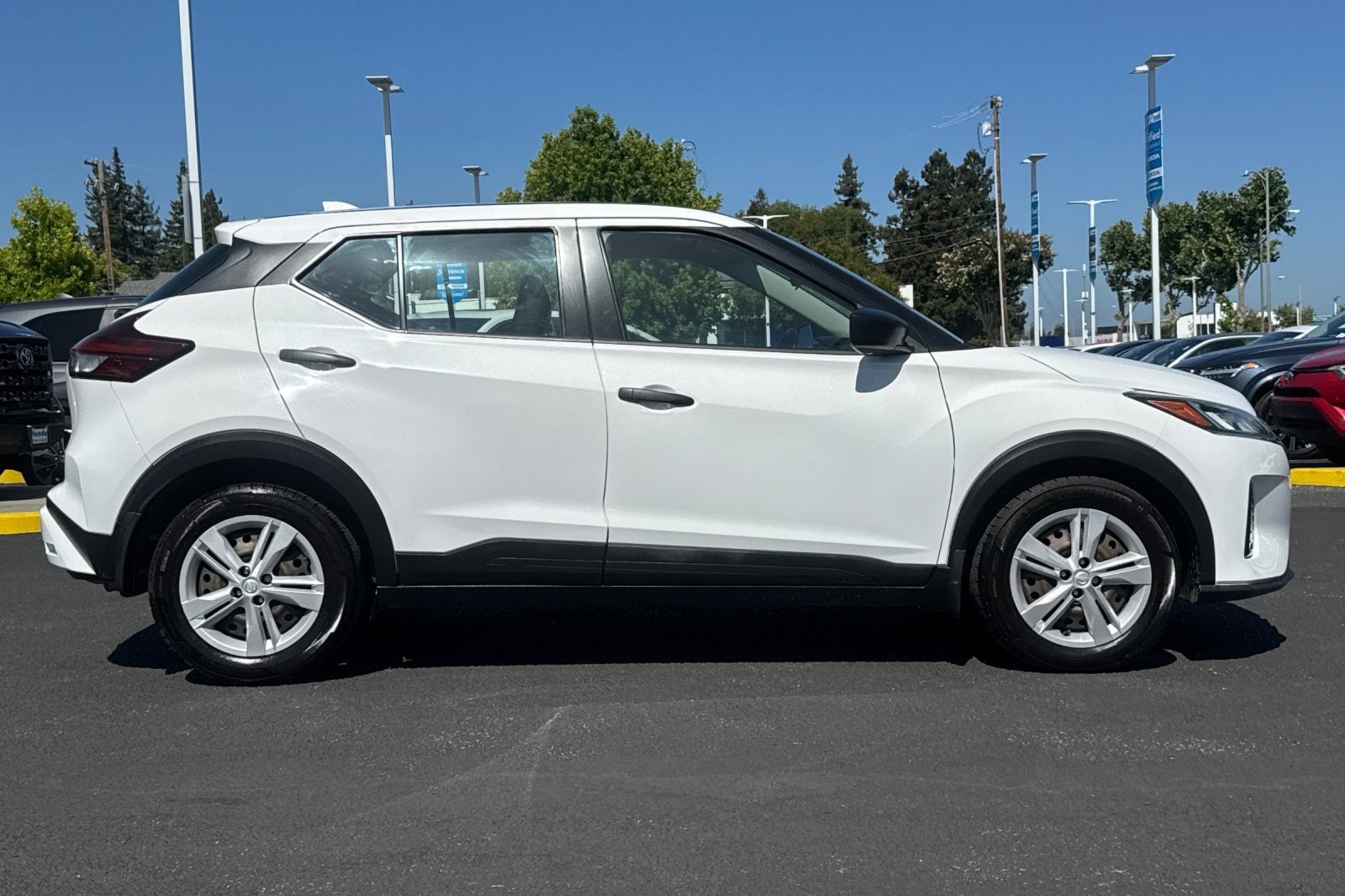 Kicks S SUV