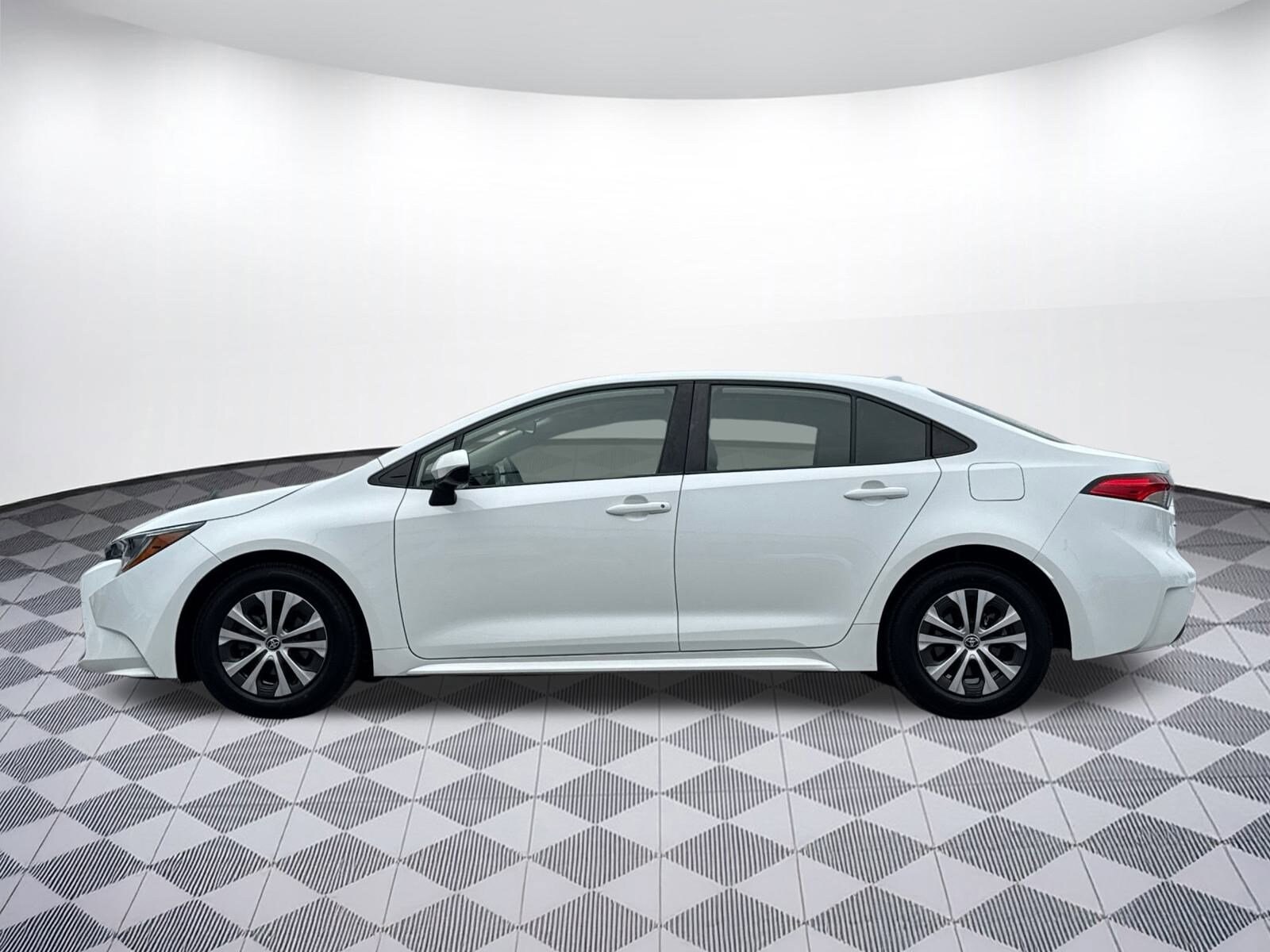 2022 Toyota Corolla Hybrid LE photo 2