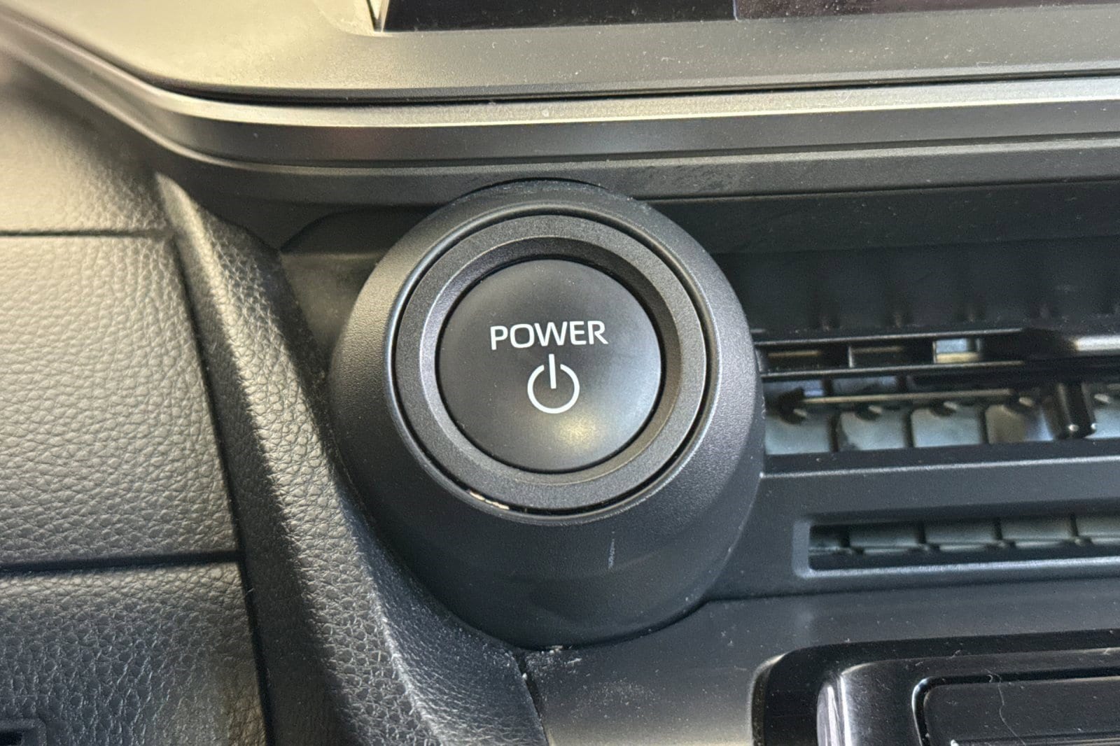 2024 Toyota Prius LE - Photo 33