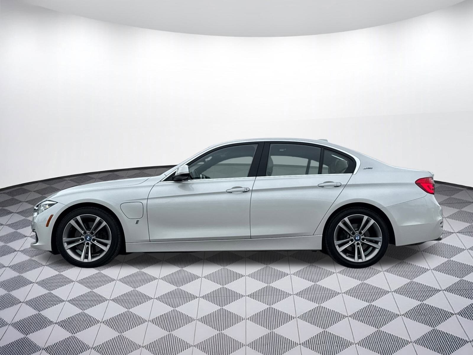 2017 Bmw 330e 3-Series photo 2