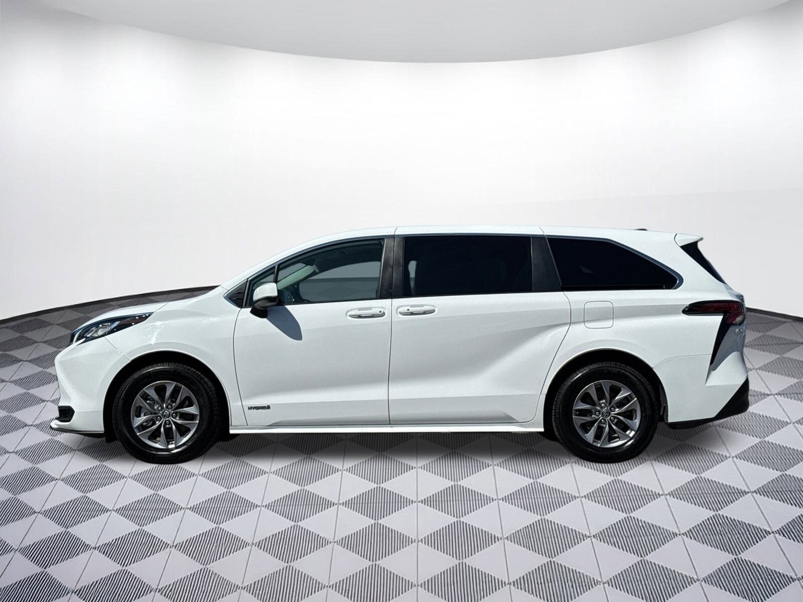 2021 Toyota Sienna LE photo 2