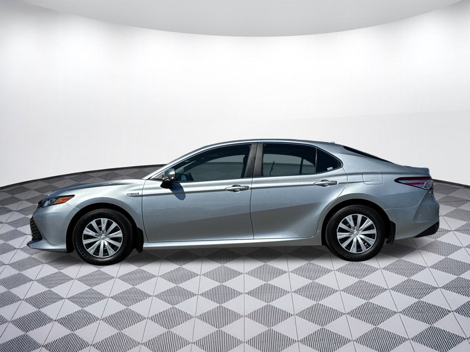 2018 Toyota Camry Hybrid LE photo 2