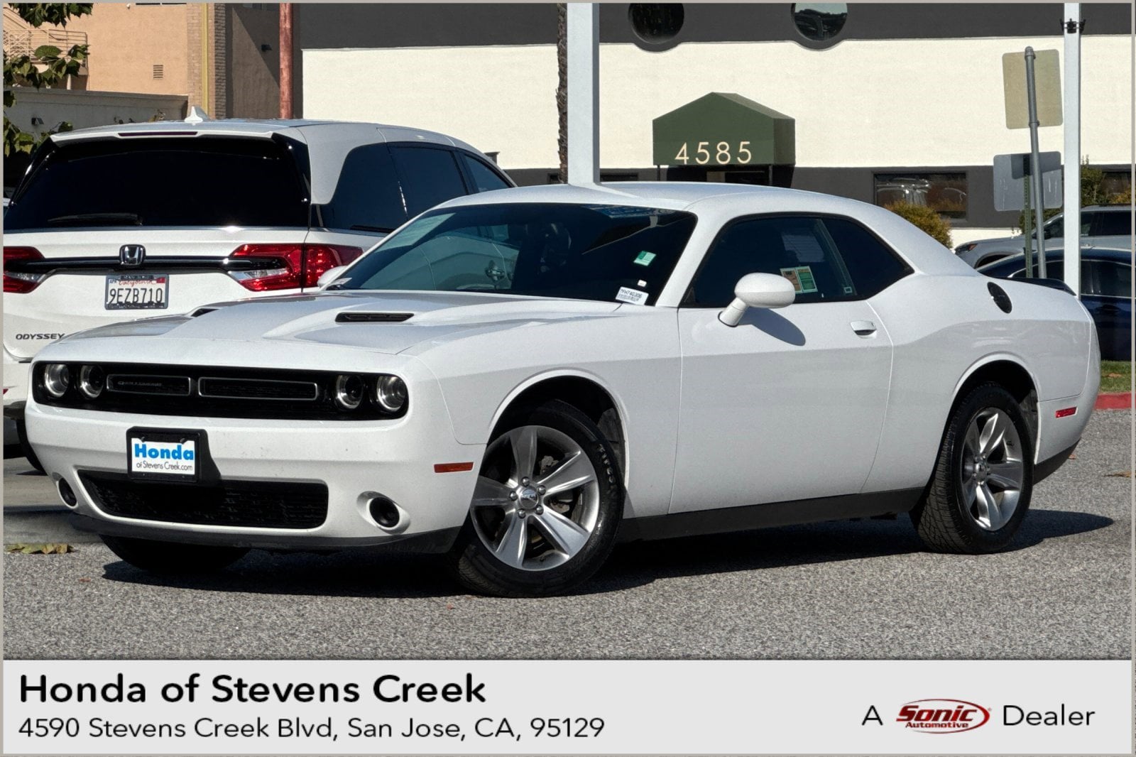 2015 Dodge Challenger SXT's photo
