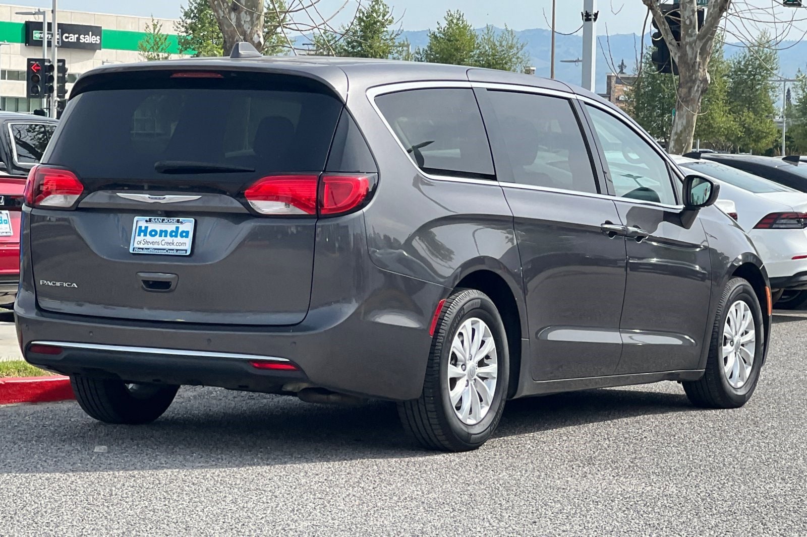 2018 Chrysler Pacifica Touring Plus photo 3