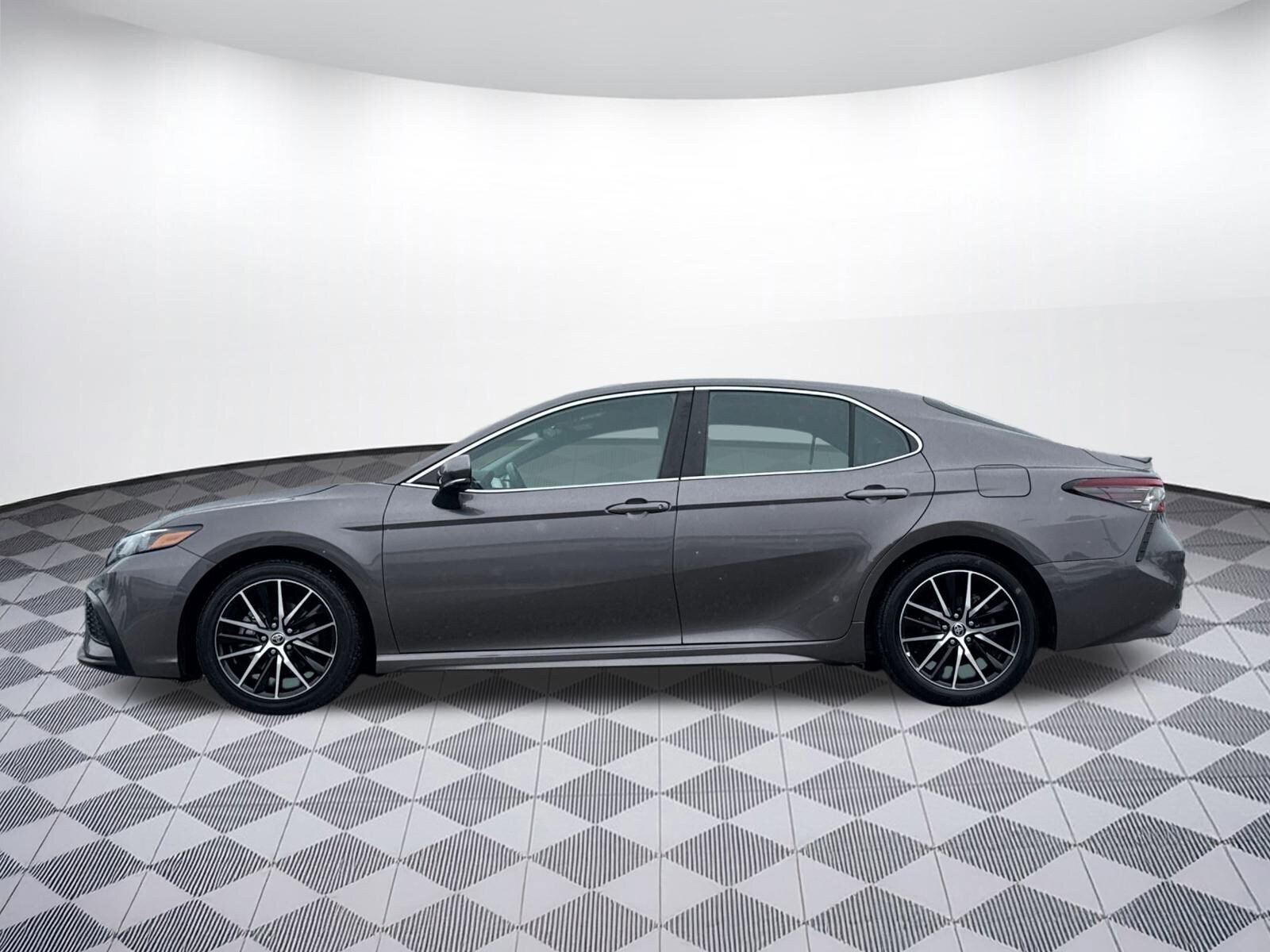 2023 Toyota Camry Hybrid SE photo 2