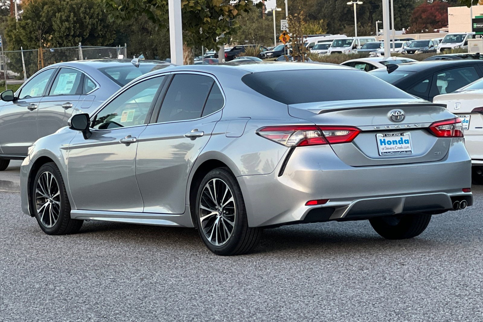 2018 Toyota Camry SE photo 3