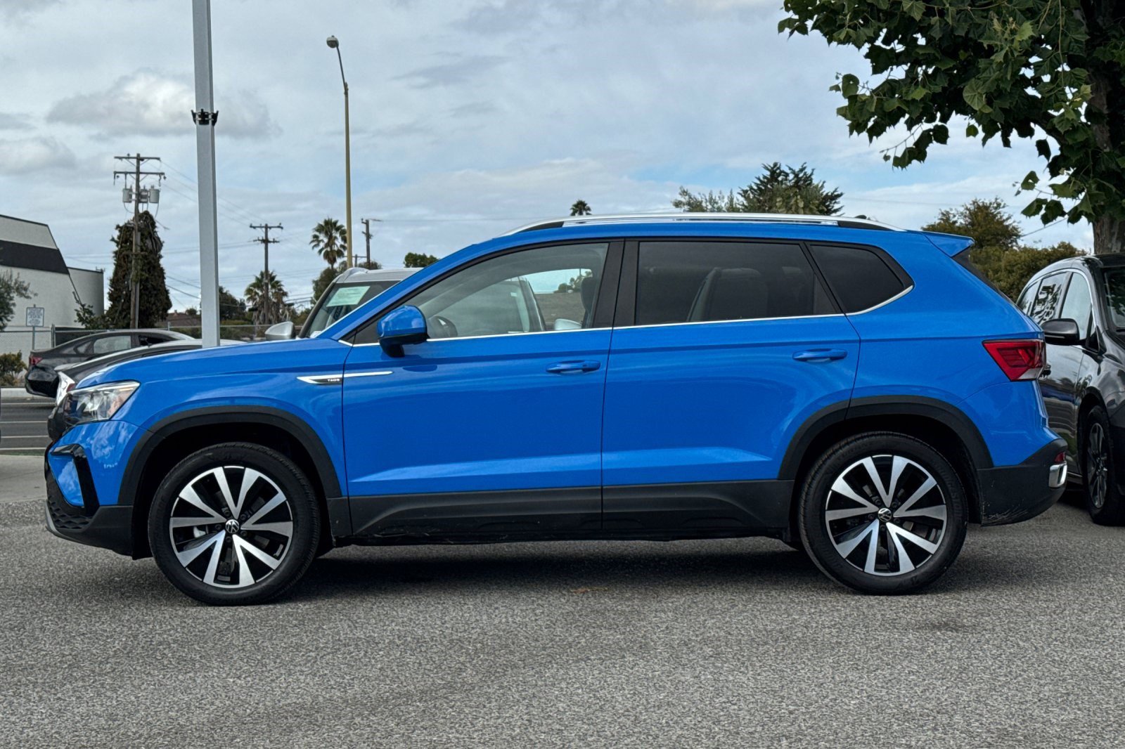 2023 Volkswagen Taos SE photo 2