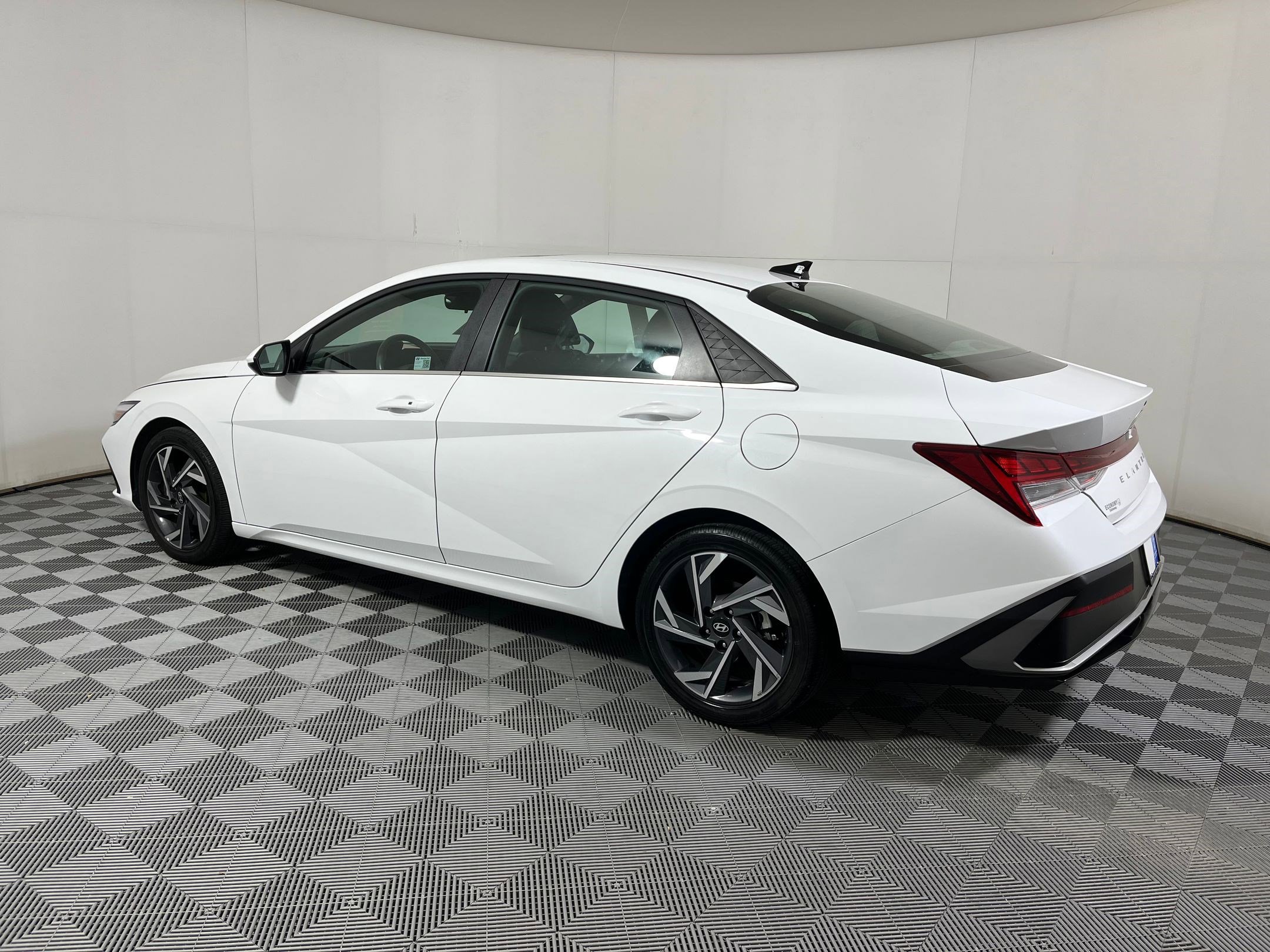 2025 Hyundai Elantra SEL Convenience photo 2