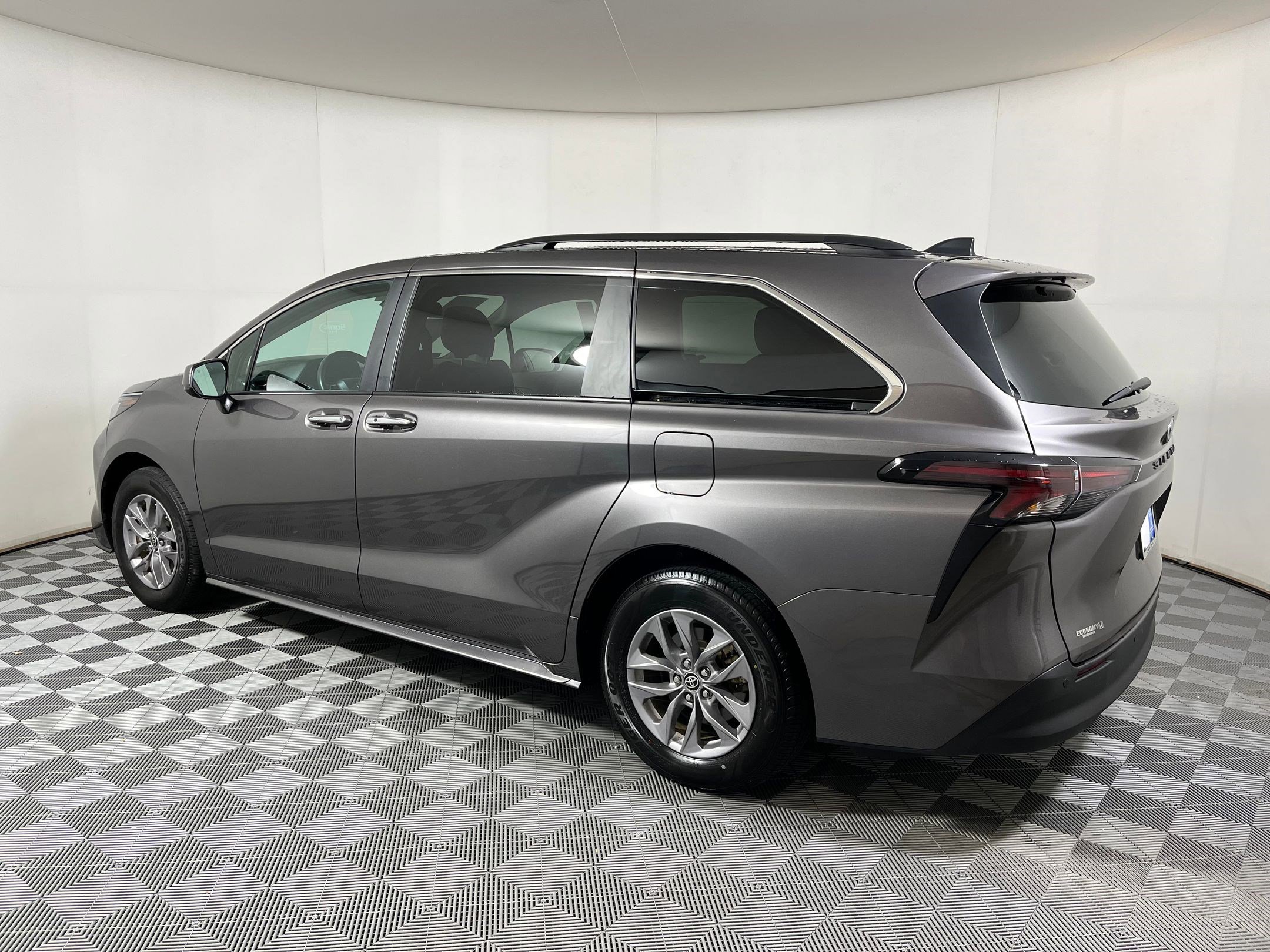 2024 Toyota Sienna XLE photo 2