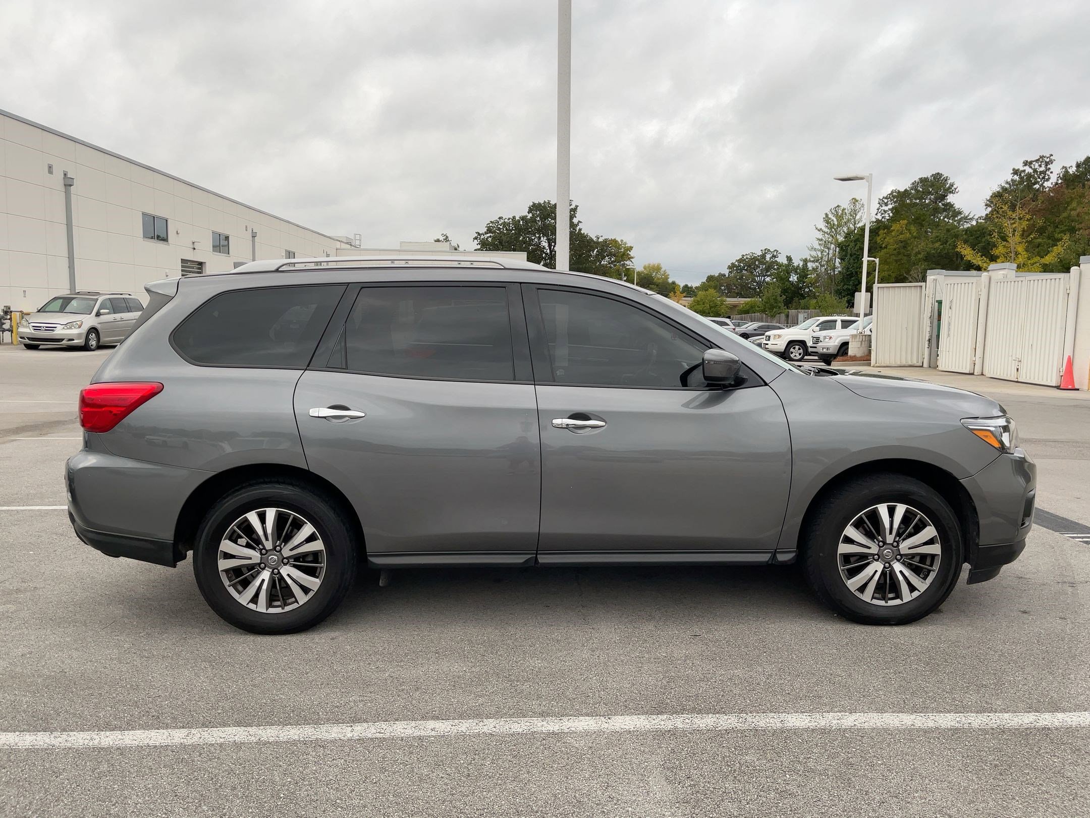 2019 Nissan Pathfinder SV photo 4
