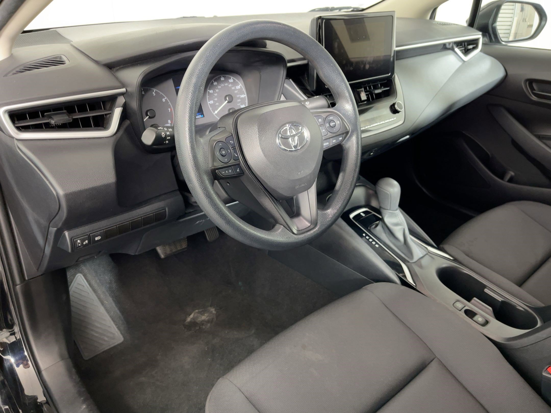2023 Toyota Corolla LE photo 3