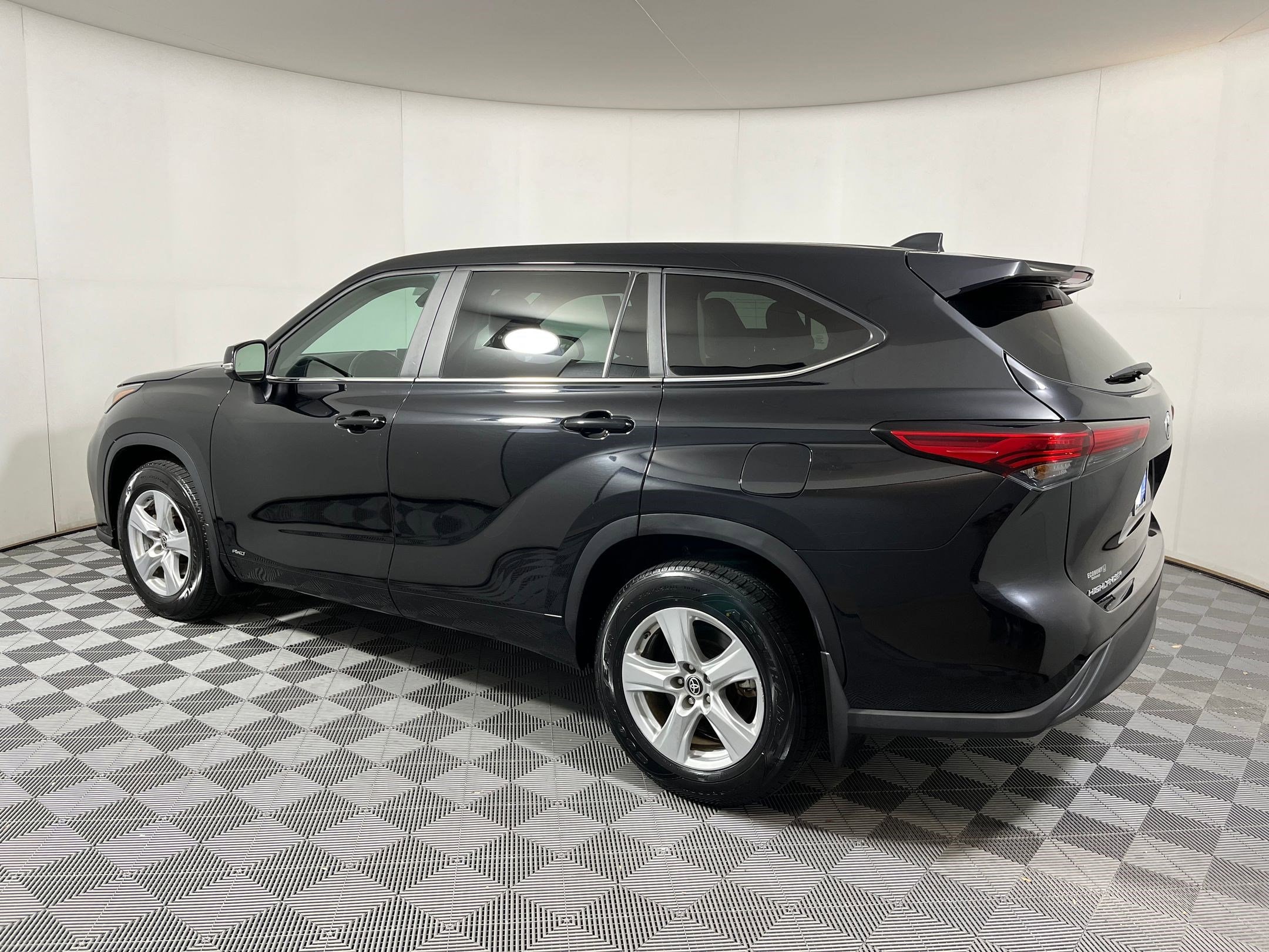 Image of 2023 Toyota Highlander Hybrid LE SUV