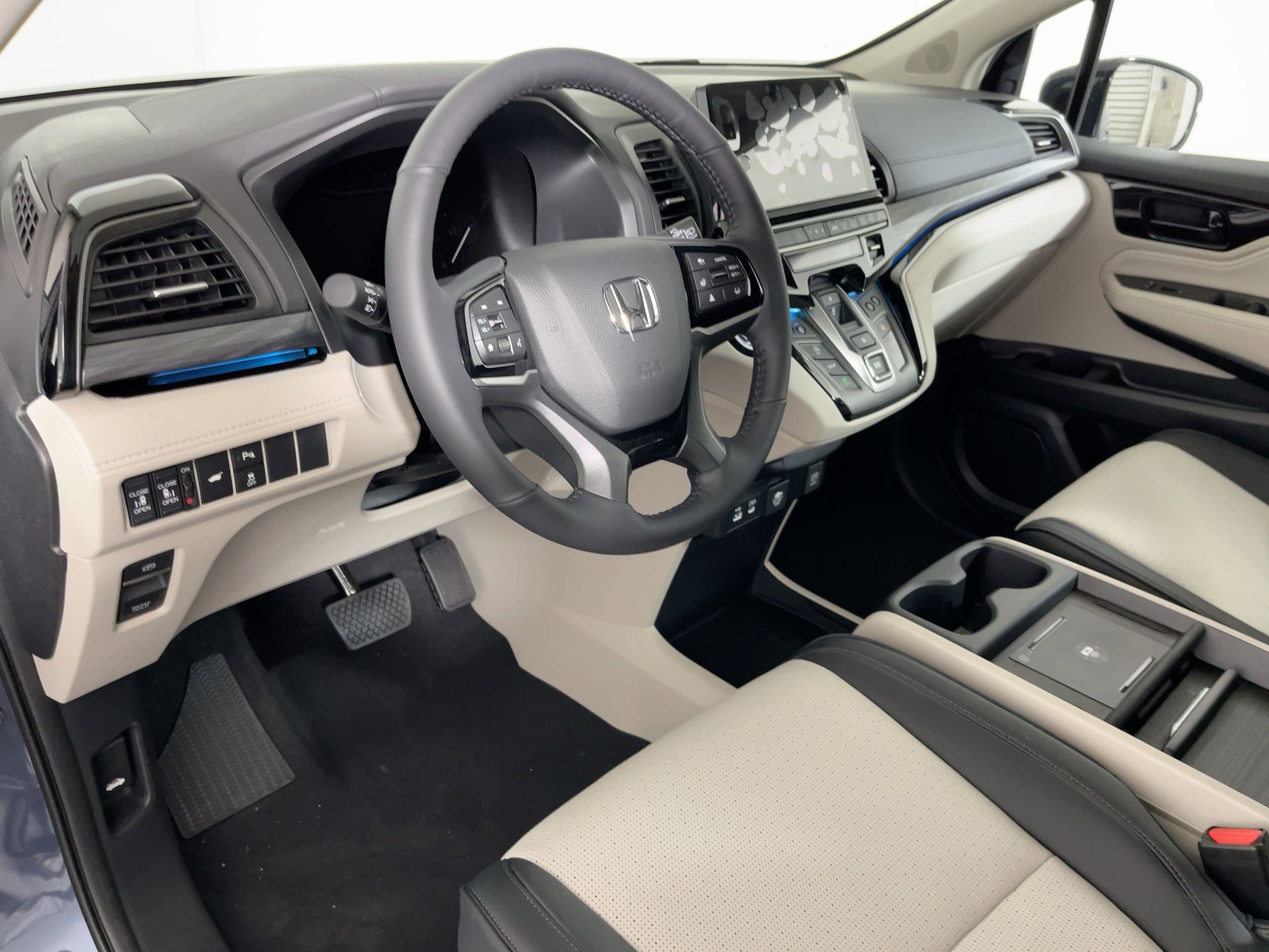 2026 Honda Odyssey Elite photo 3