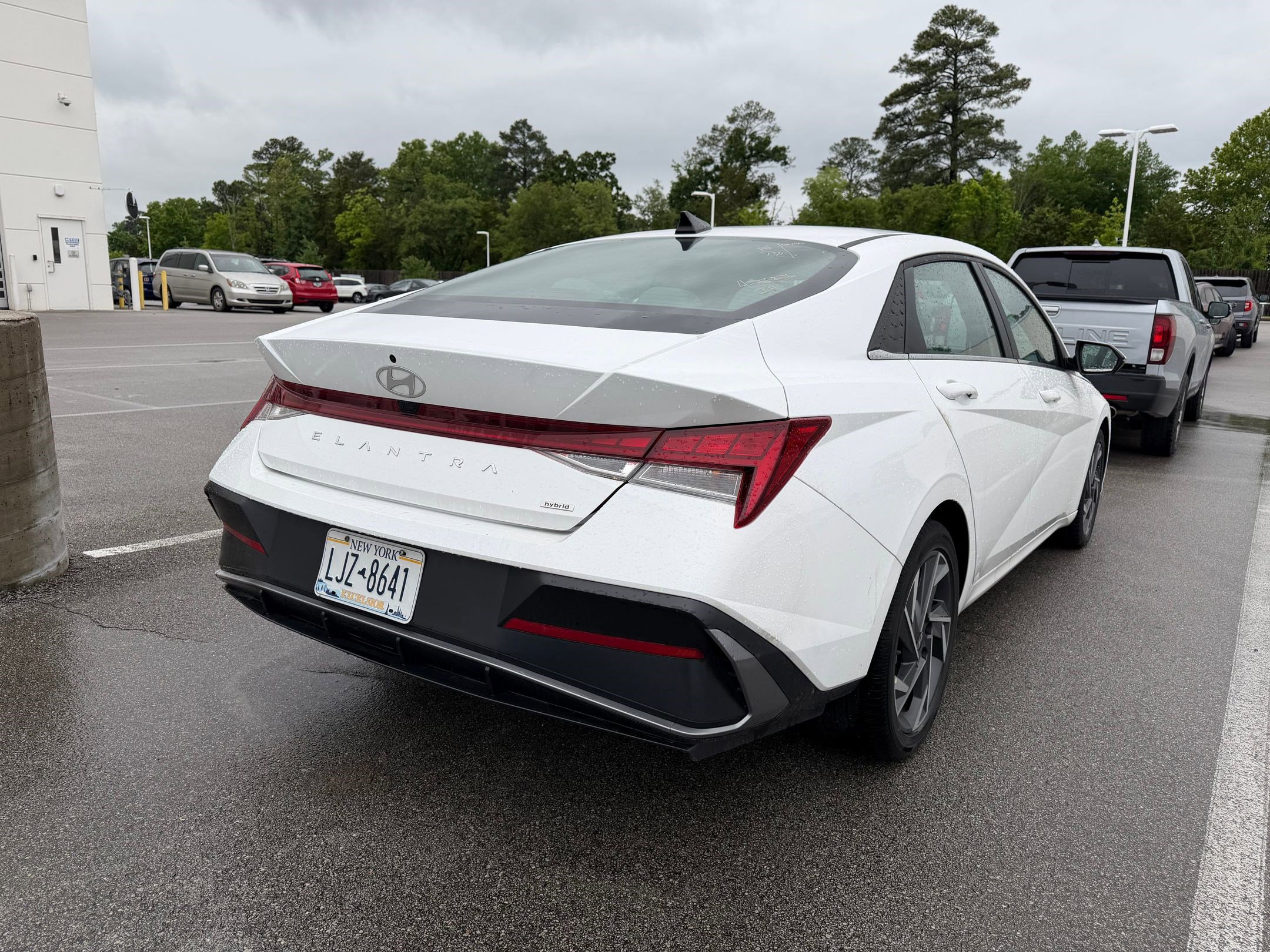 2025 Hyundai Elantra Limited - Photo 6