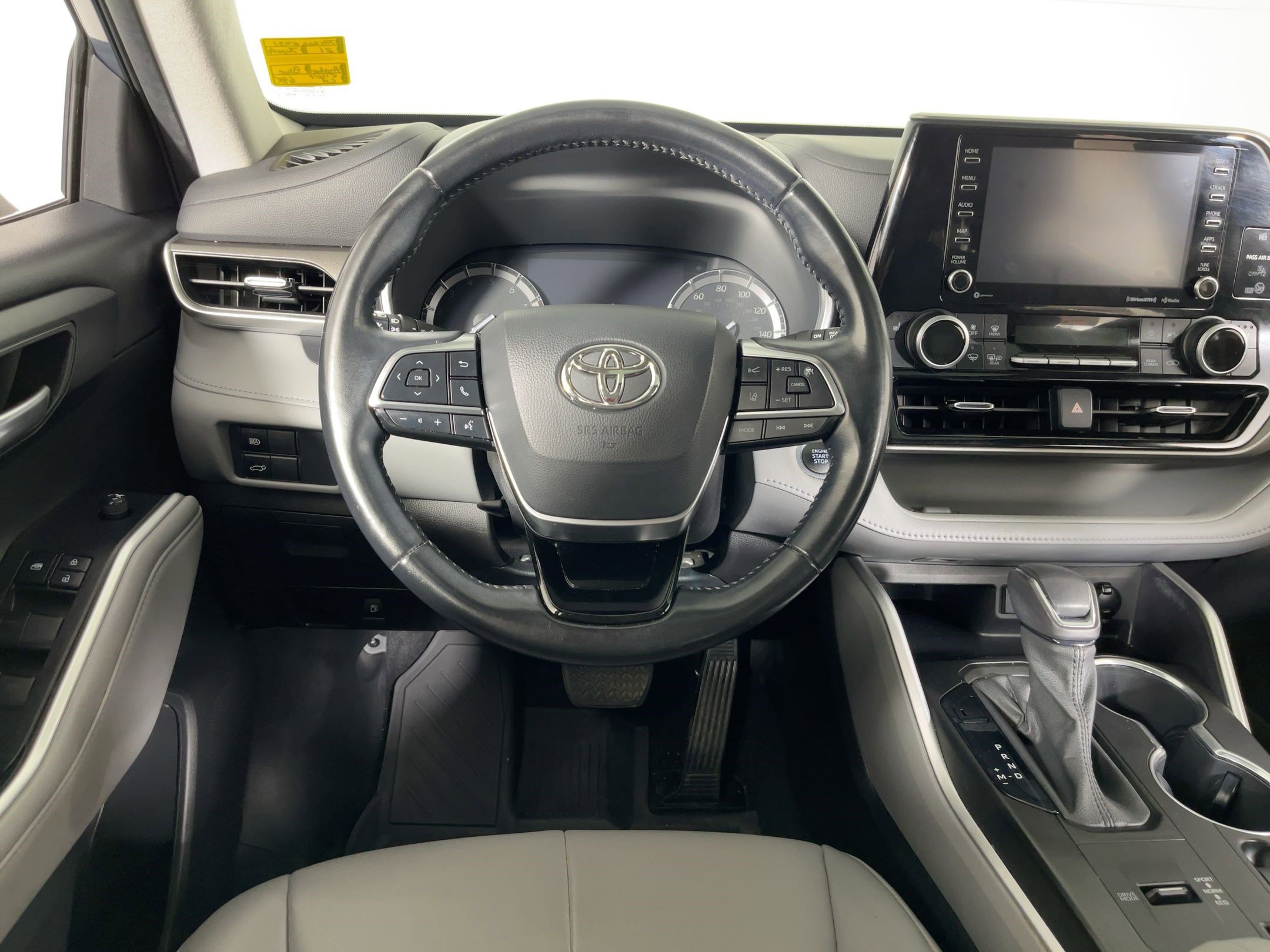 2021 Toyota Highlander XLE photo 3