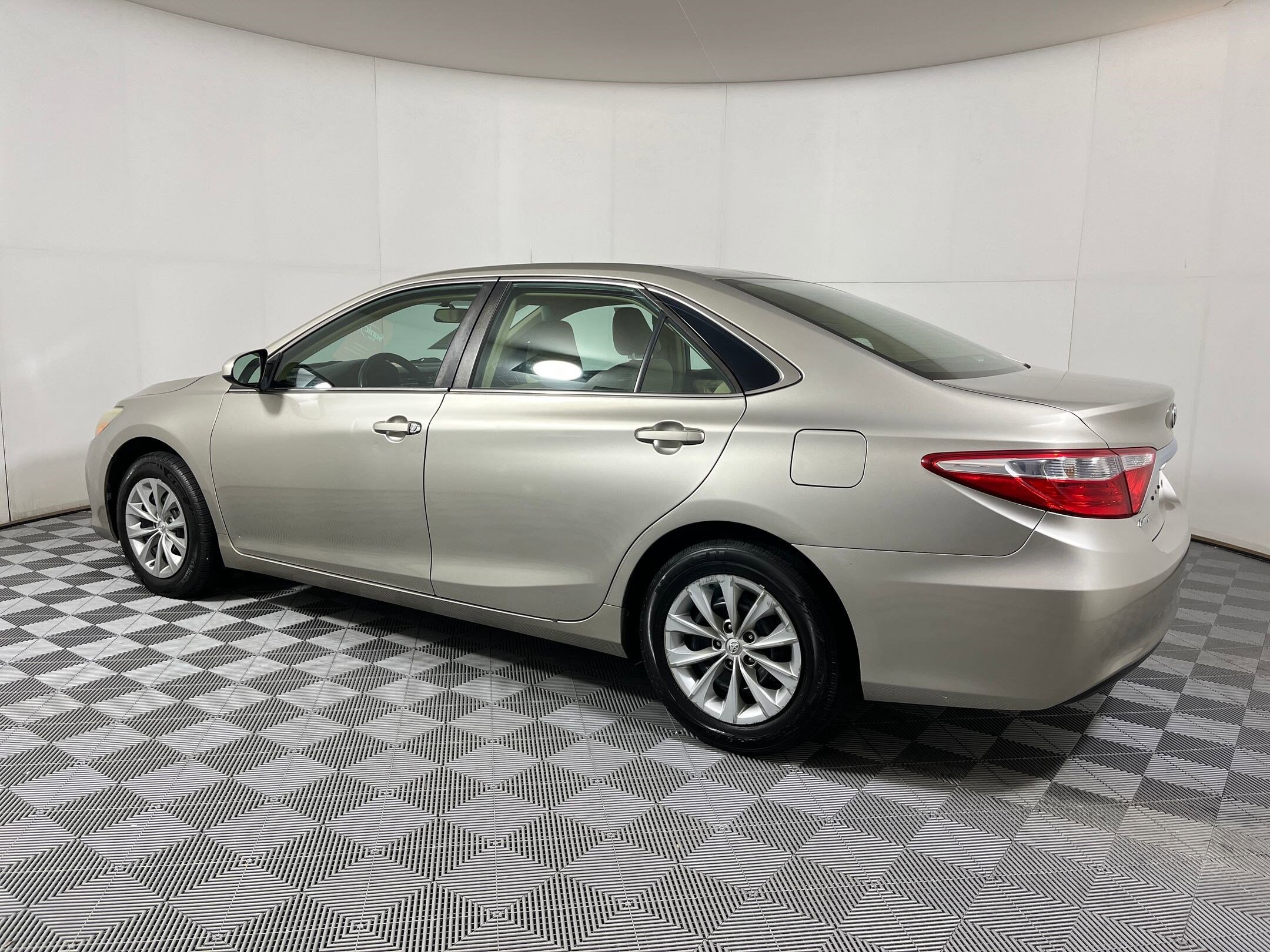 2015 Toyota Camry LE photo 2