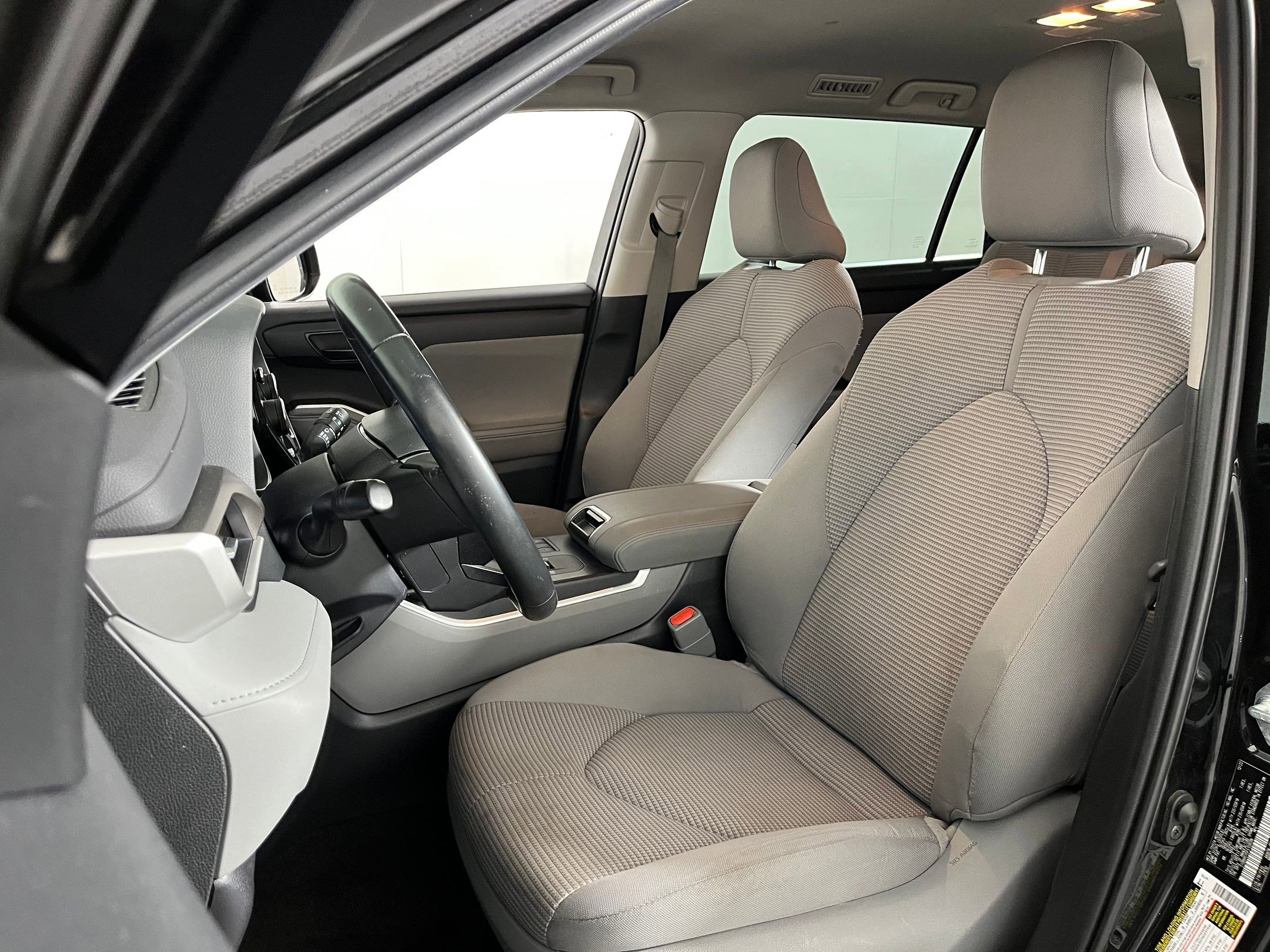 2023 Toyota Highlander Hybrid LE photo 3