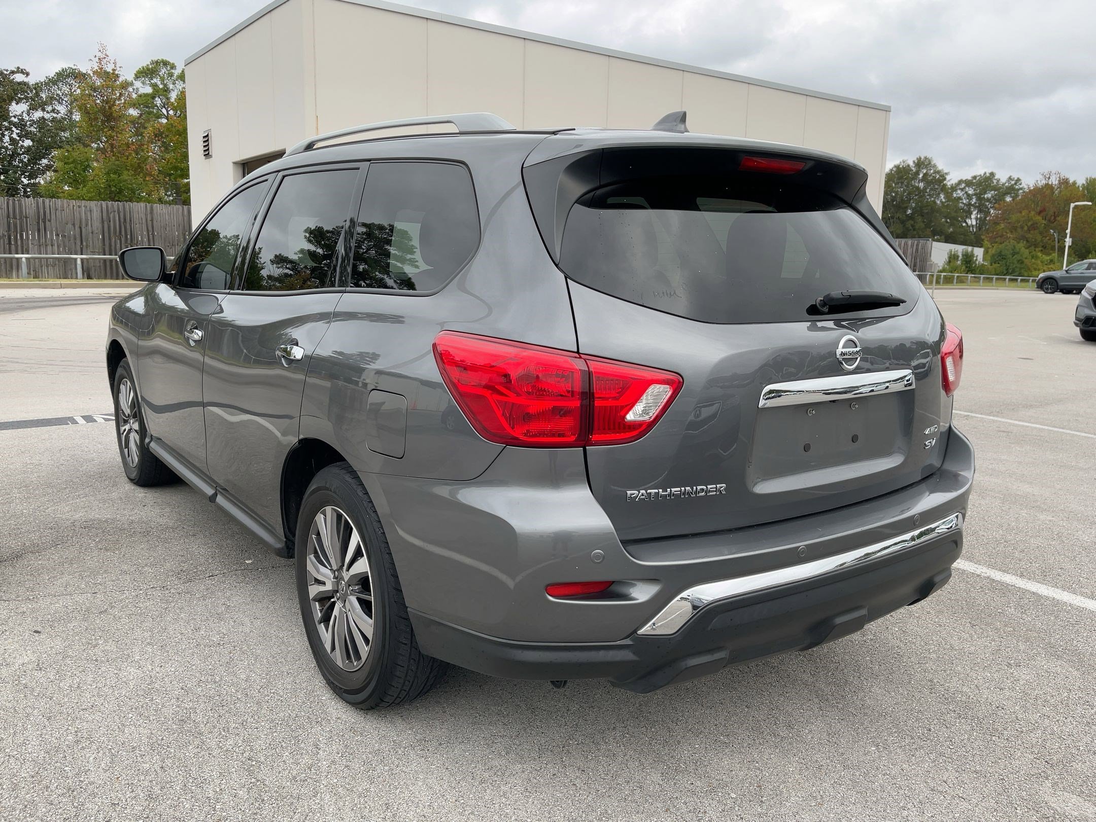 2019 Nissan Pathfinder SV photo 2