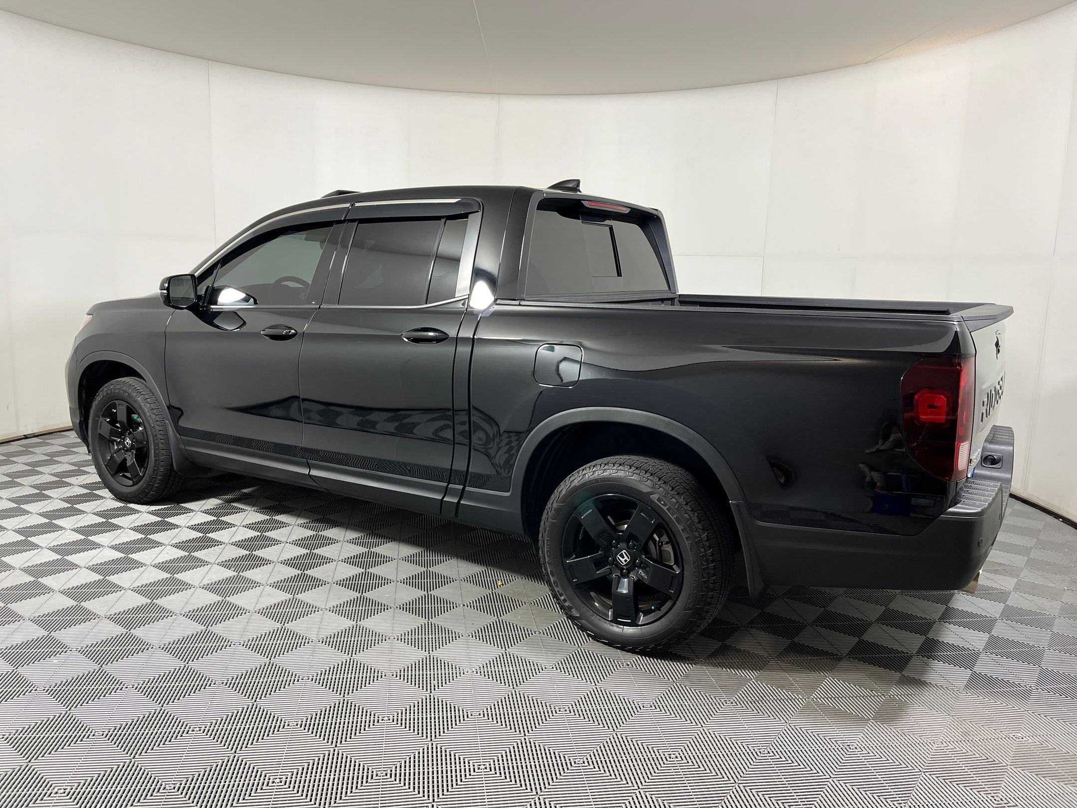 2024 Honda Ridgeline Black Edition photo 2