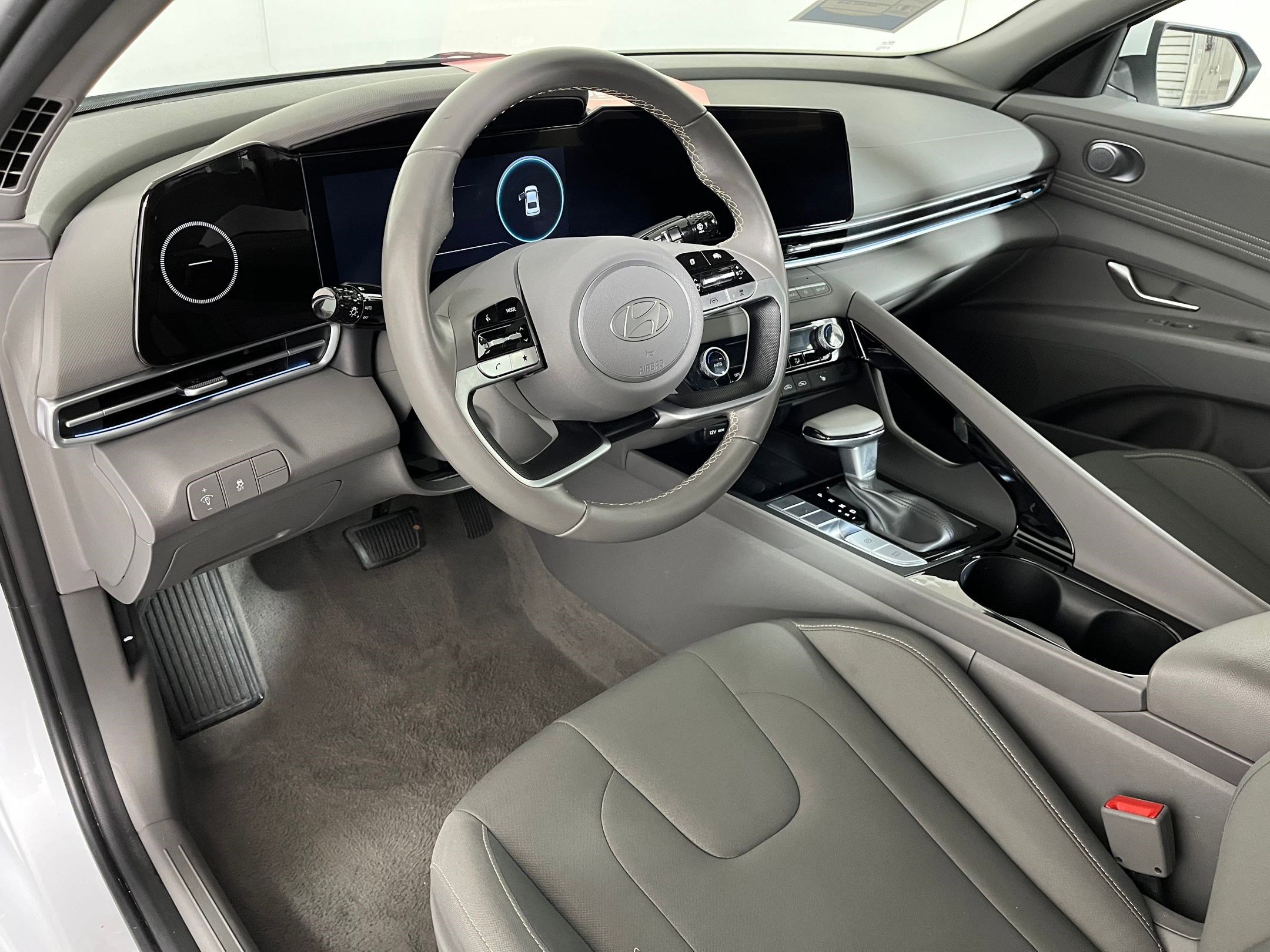 2025 Hyundai Elantra SEL Convenience photo 3