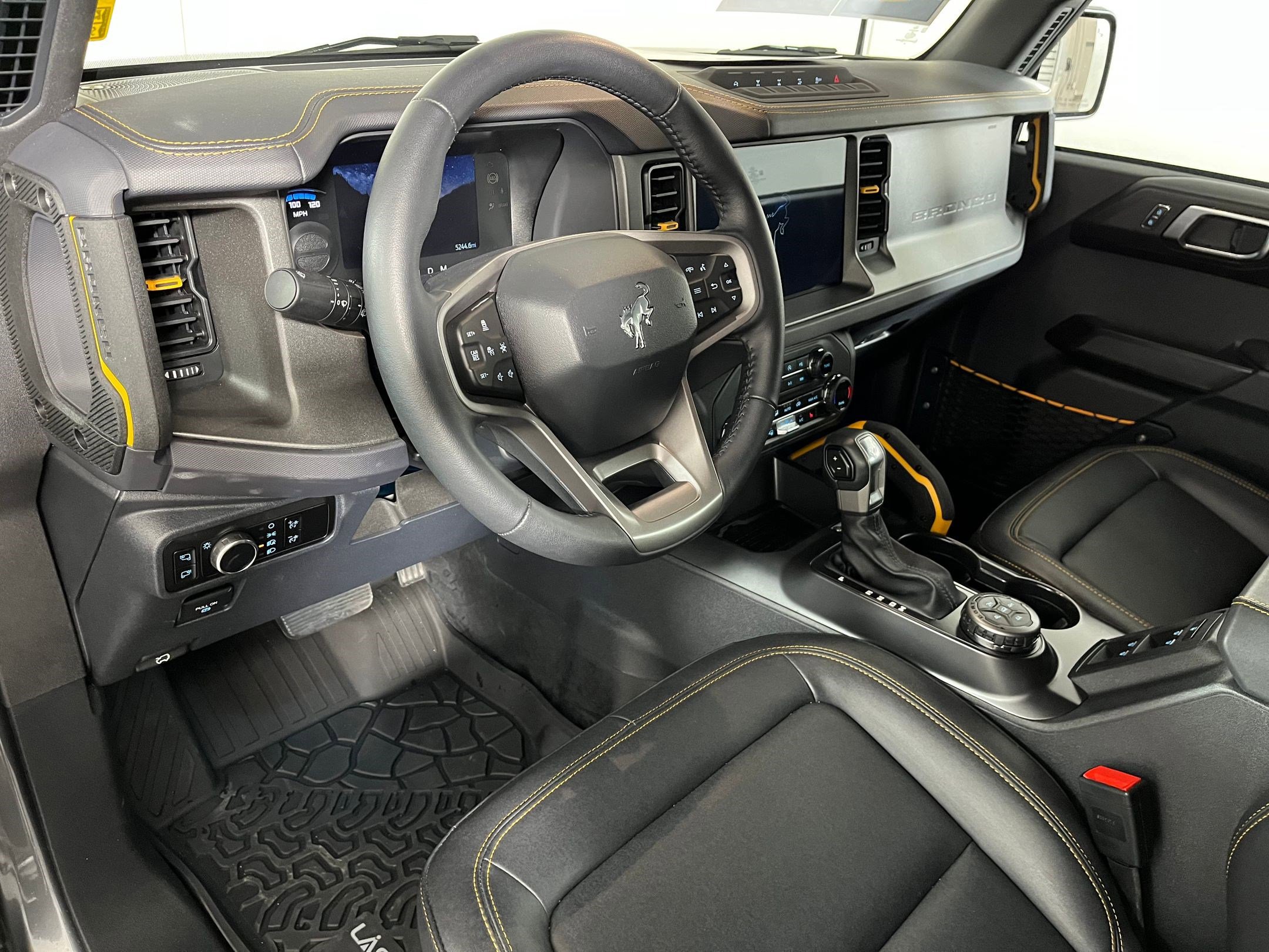 2024 Ford Bronco Badlands photo 2