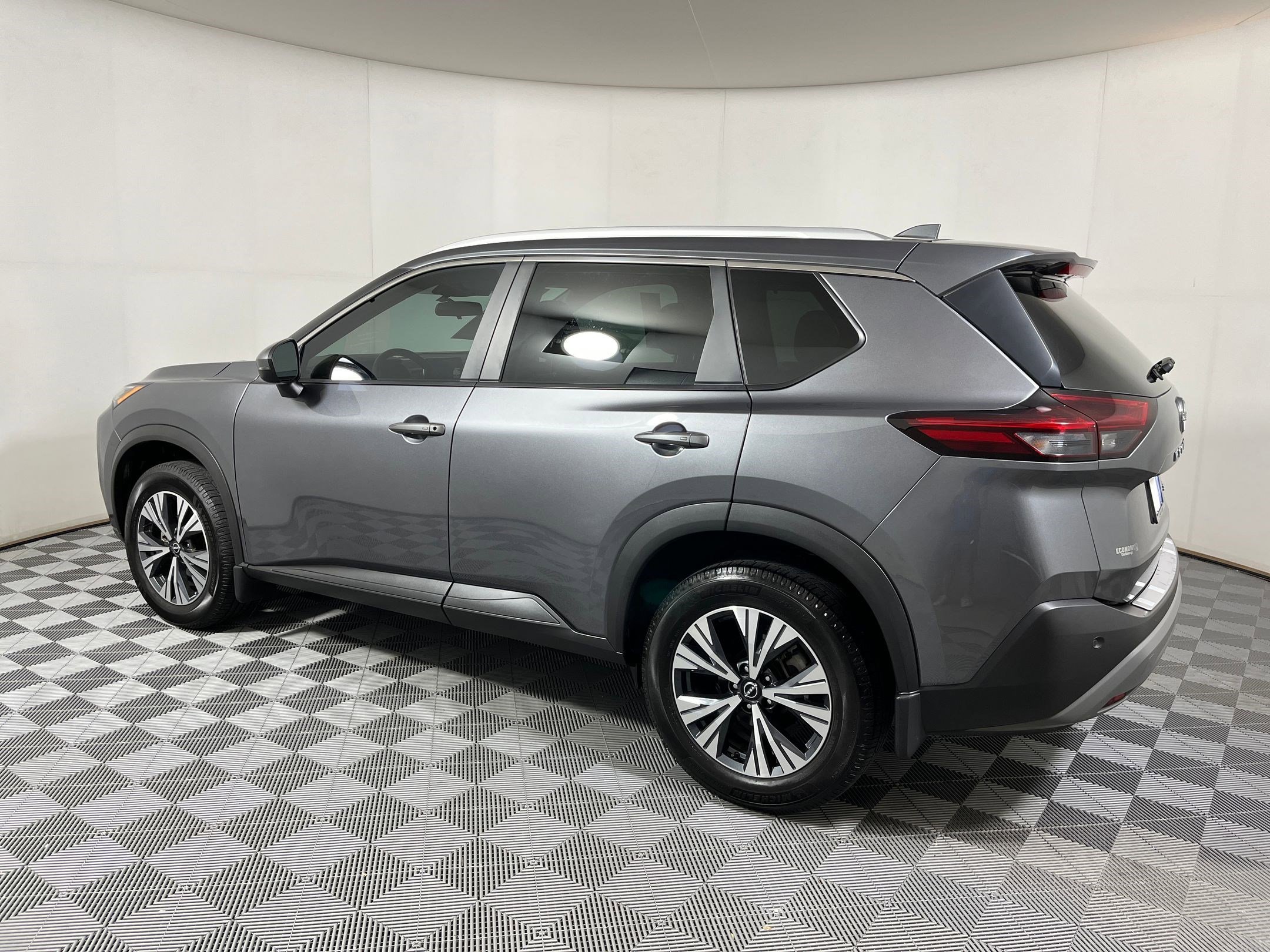 2022 Nissan Rogue SV photo 2