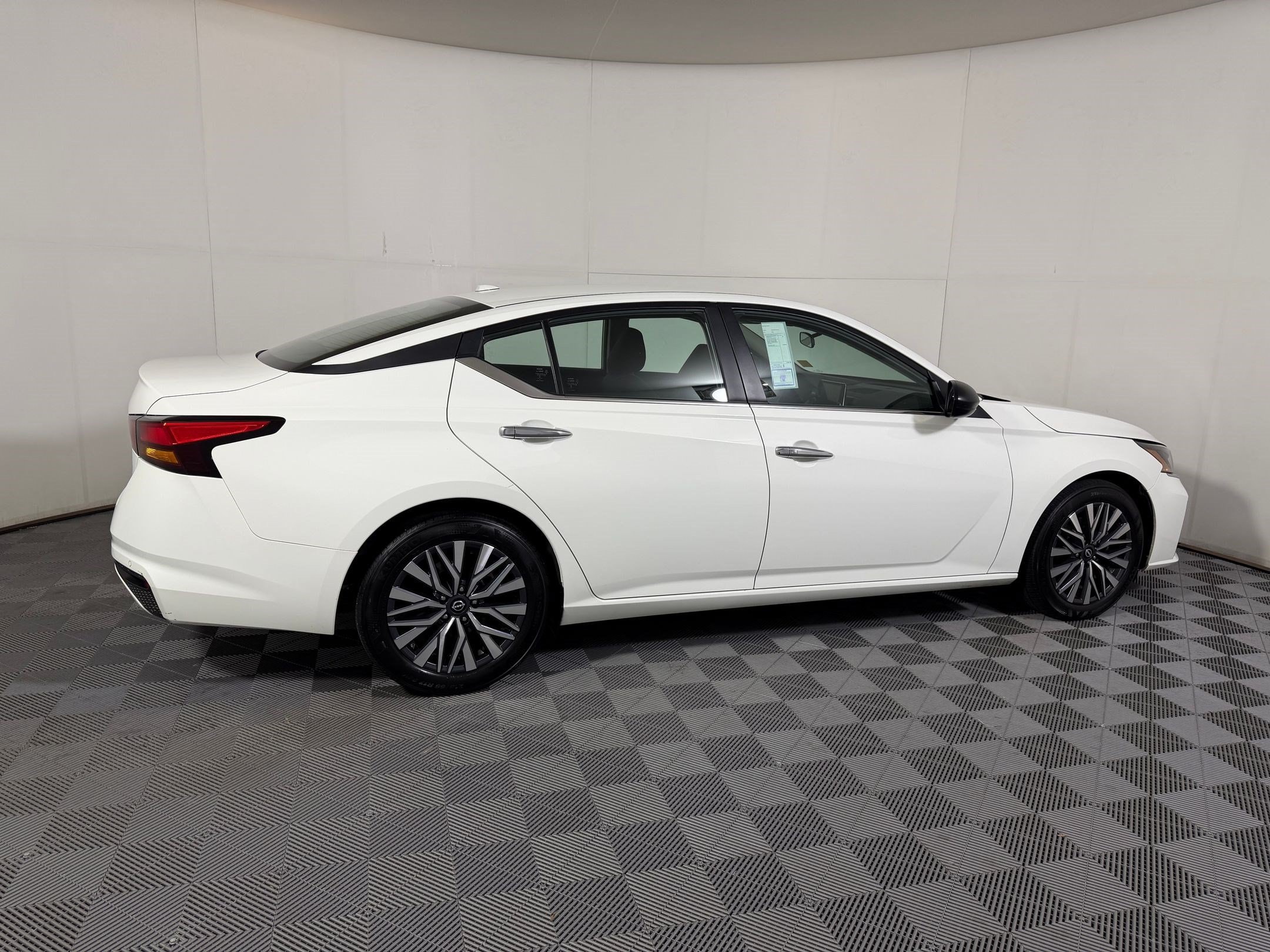 2025 Nissan Altima SV - Photo 7