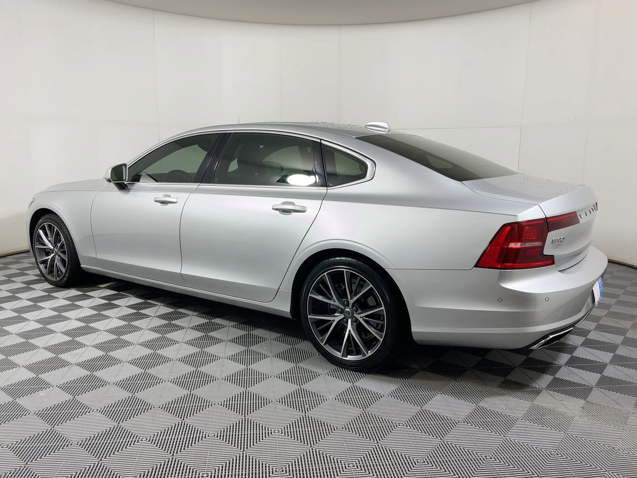 2018 Volvo S90 Momentum photo 2