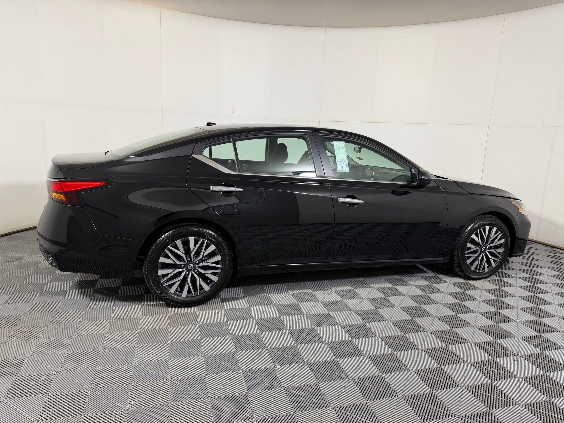 2025 Nissan Altima SV - Photo 7