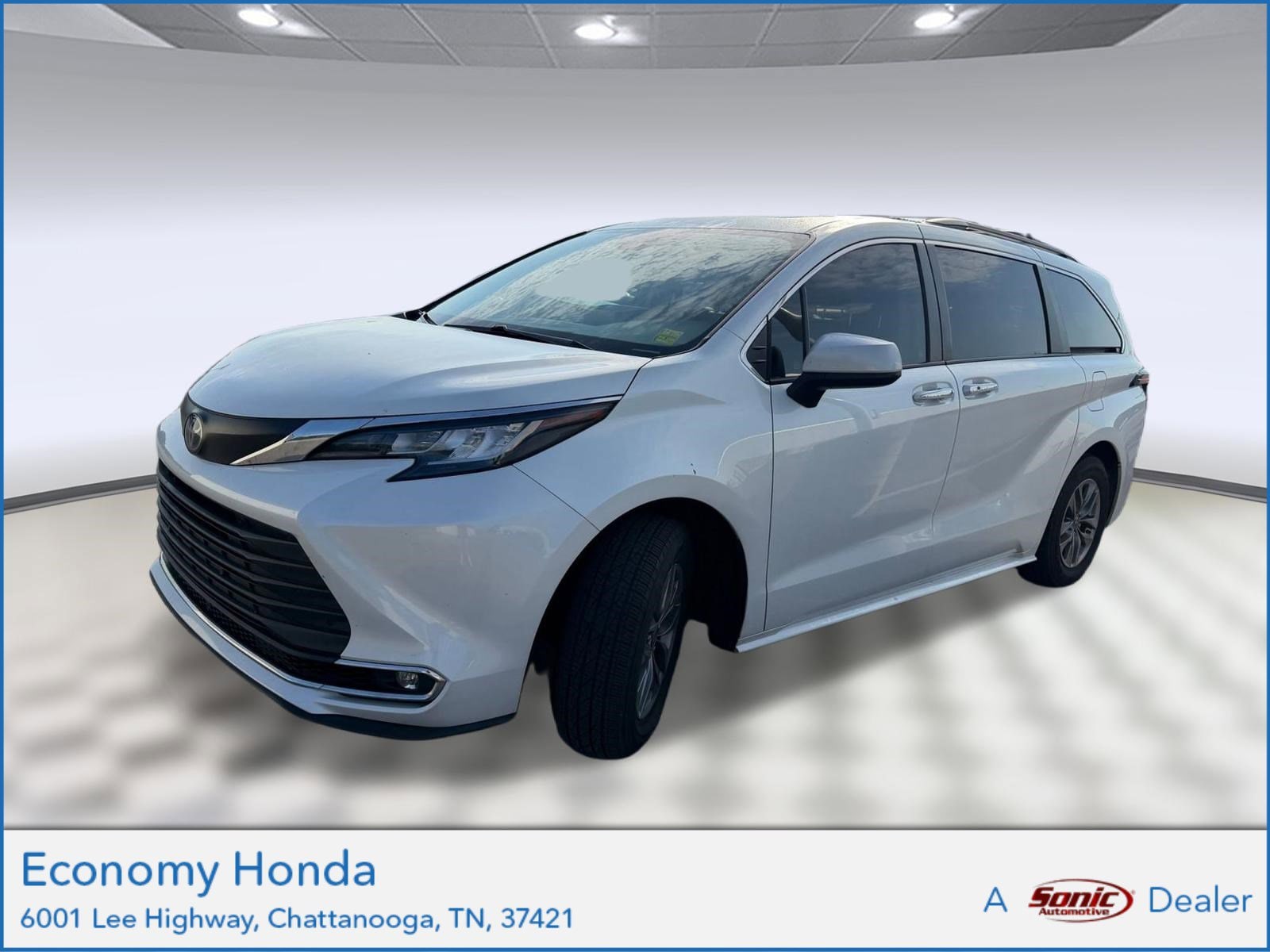 2023 Toyota Sienna XLE 8-Passenger Hybrid FWD's photo