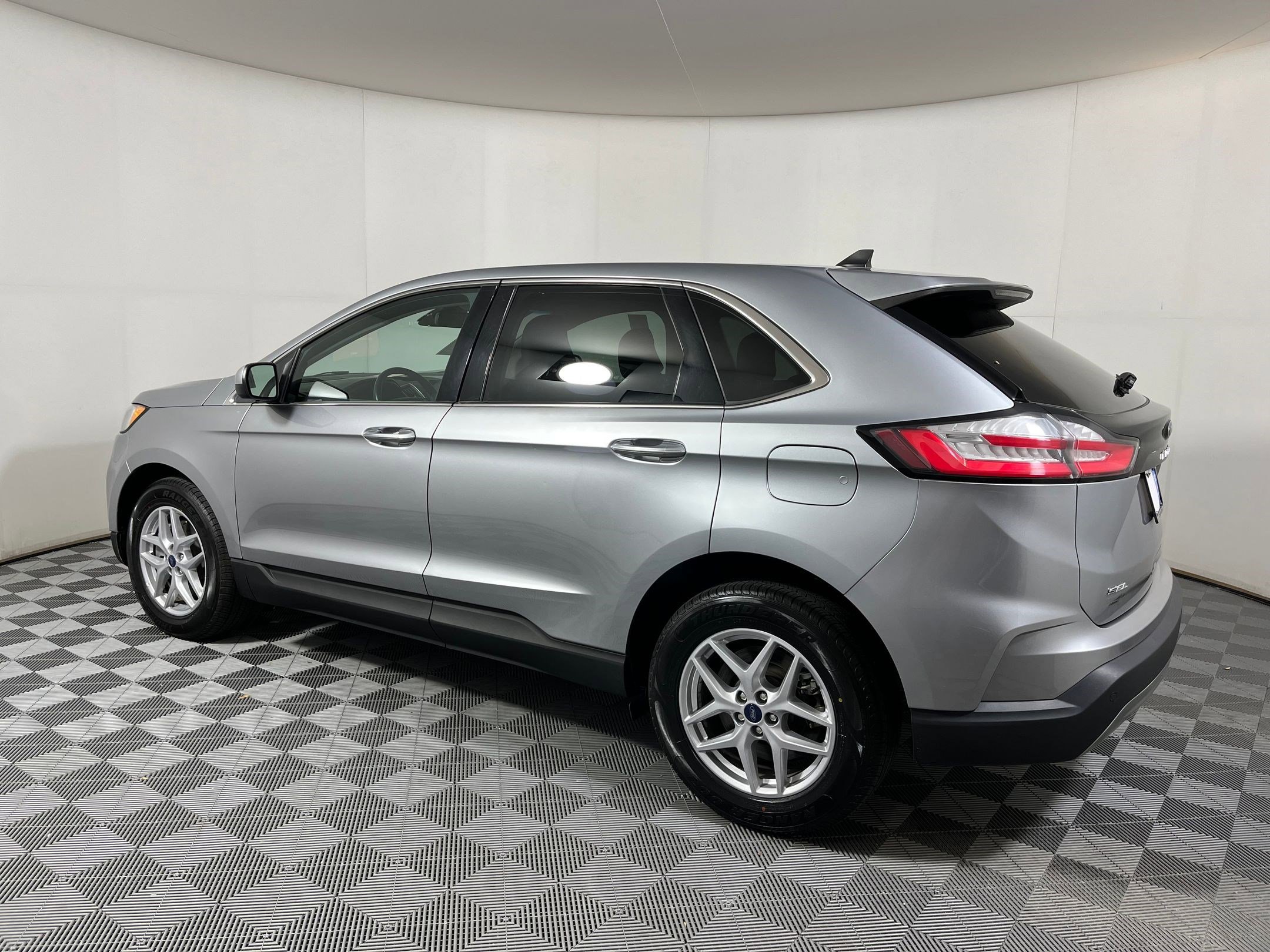 2022 Ford Edge SEL photo 2