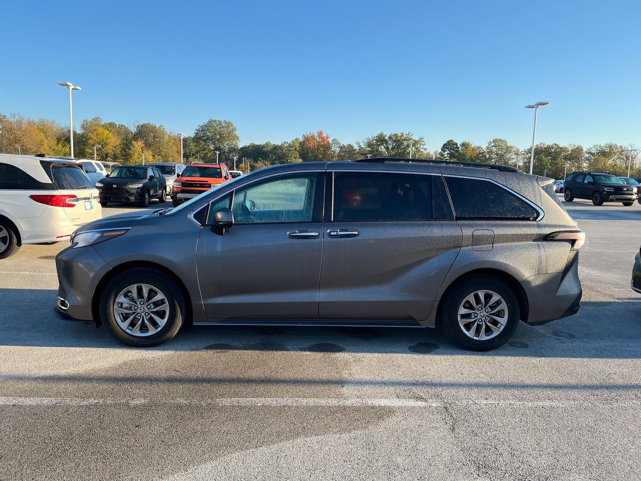 2024 Toyota Sienna XLE photo 2