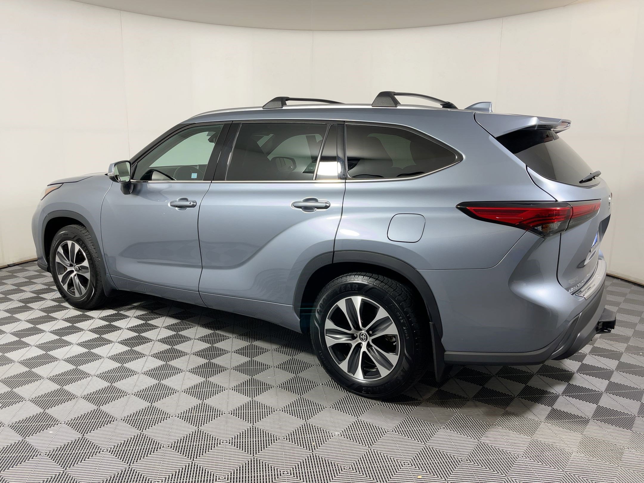 2021 Toyota Highlander XLE photo 2