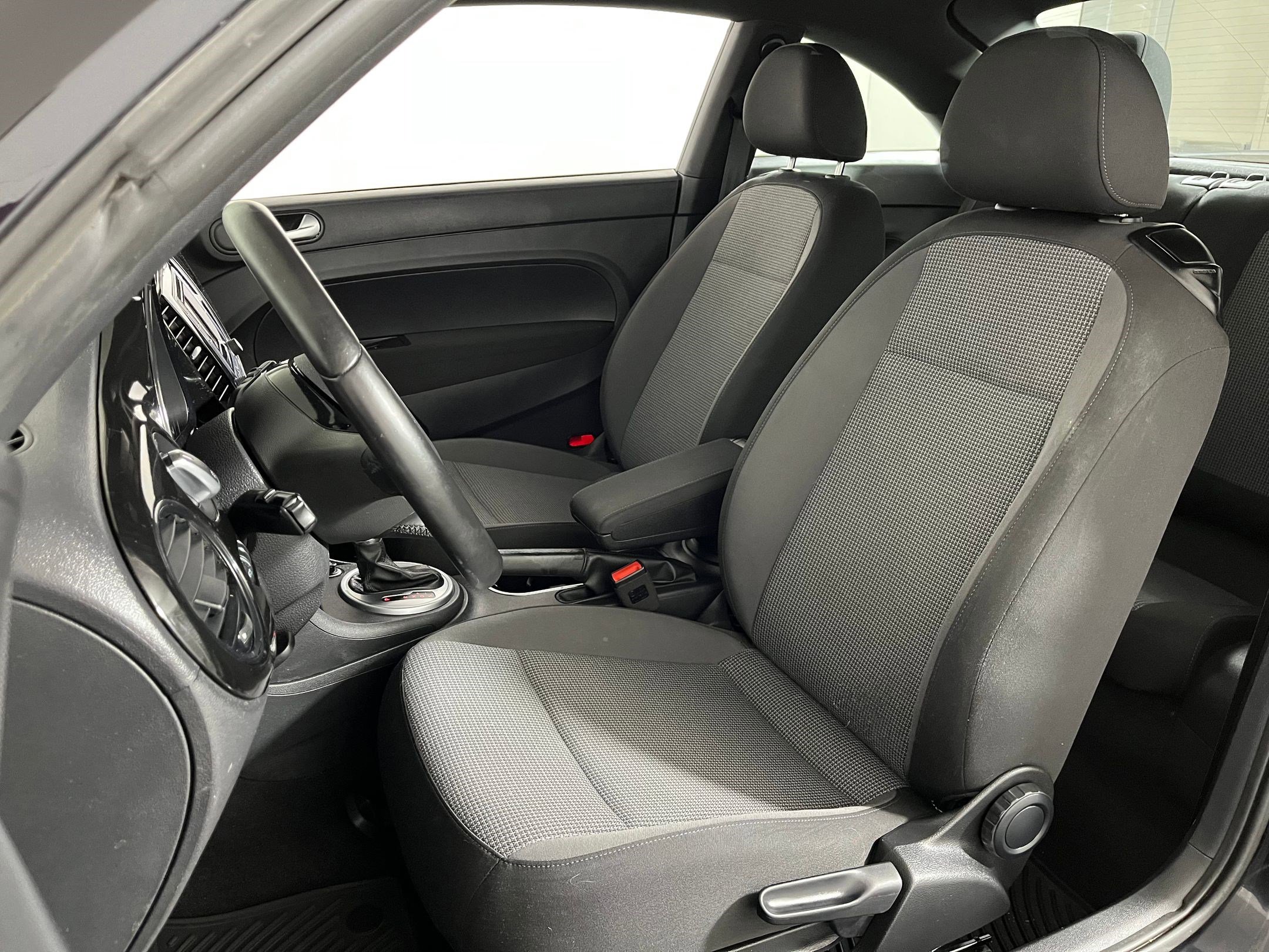 2018 Volkswagen Beetle S photo 4