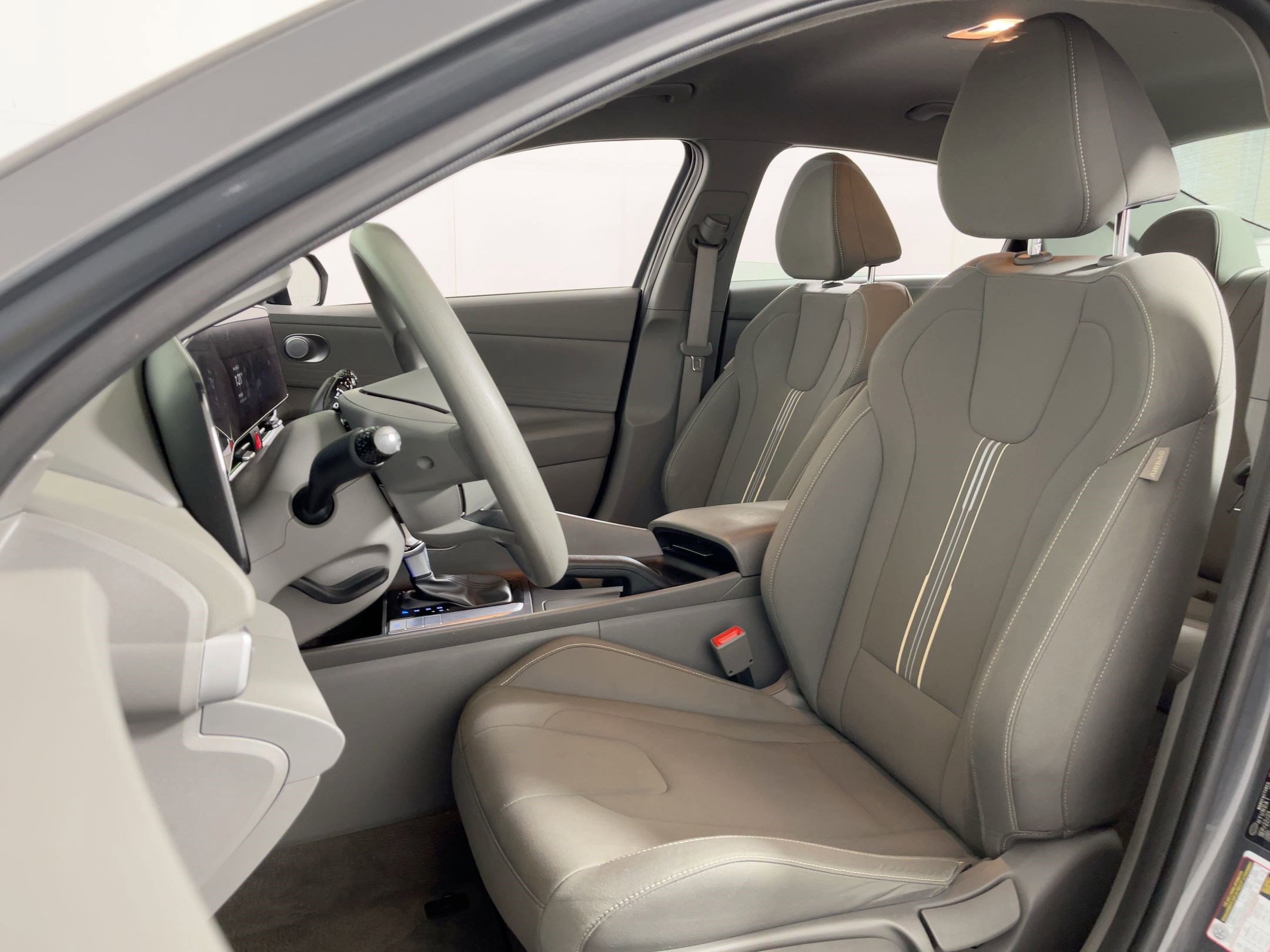 2024 Hyundai Elantra SEL photo 3