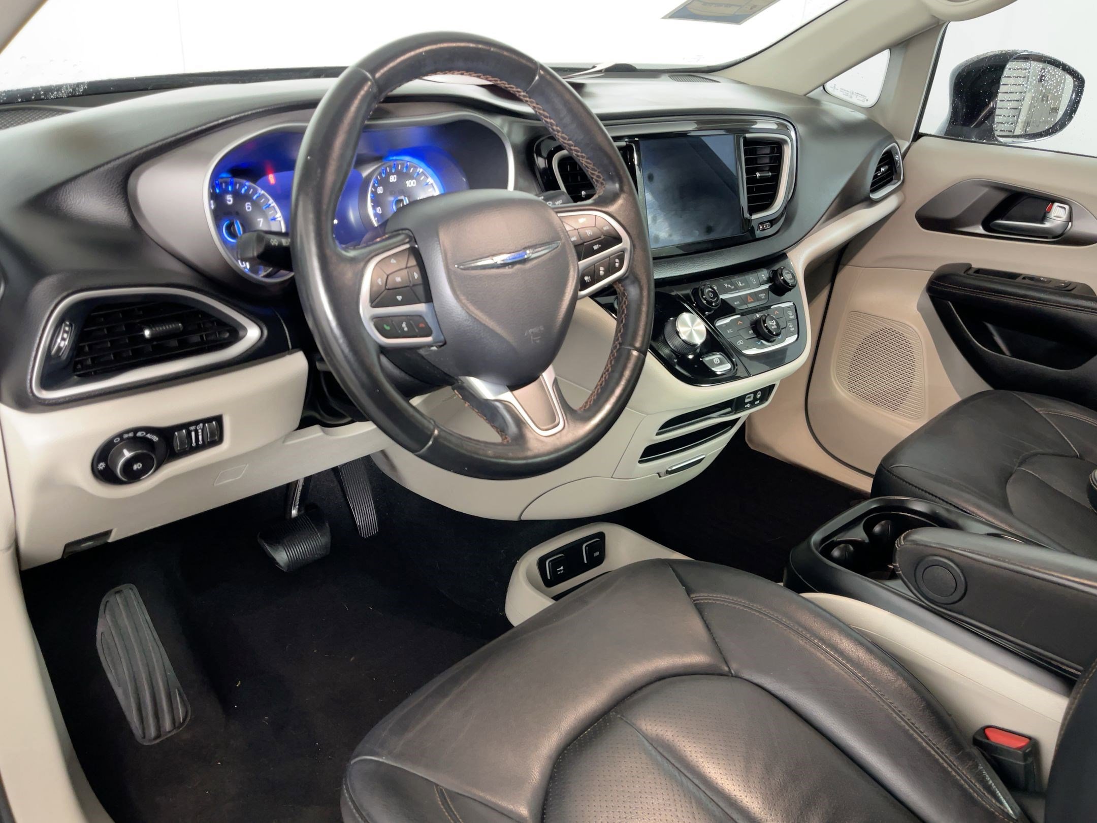 2020 Chrysler Pacifica Touring L photo 2