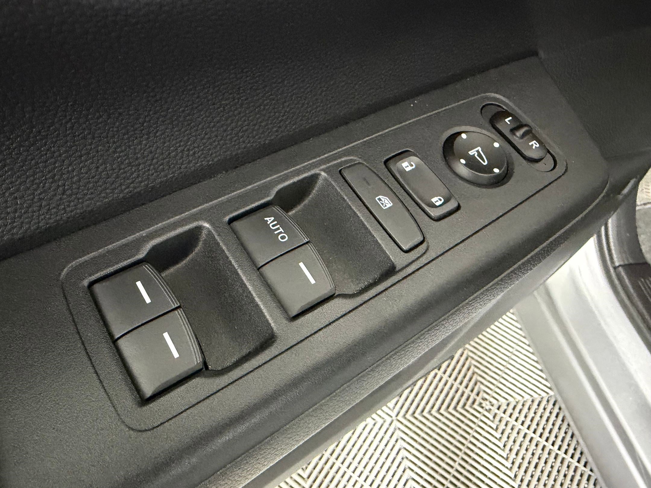 2025 Honda CR-V LX - Photo 10