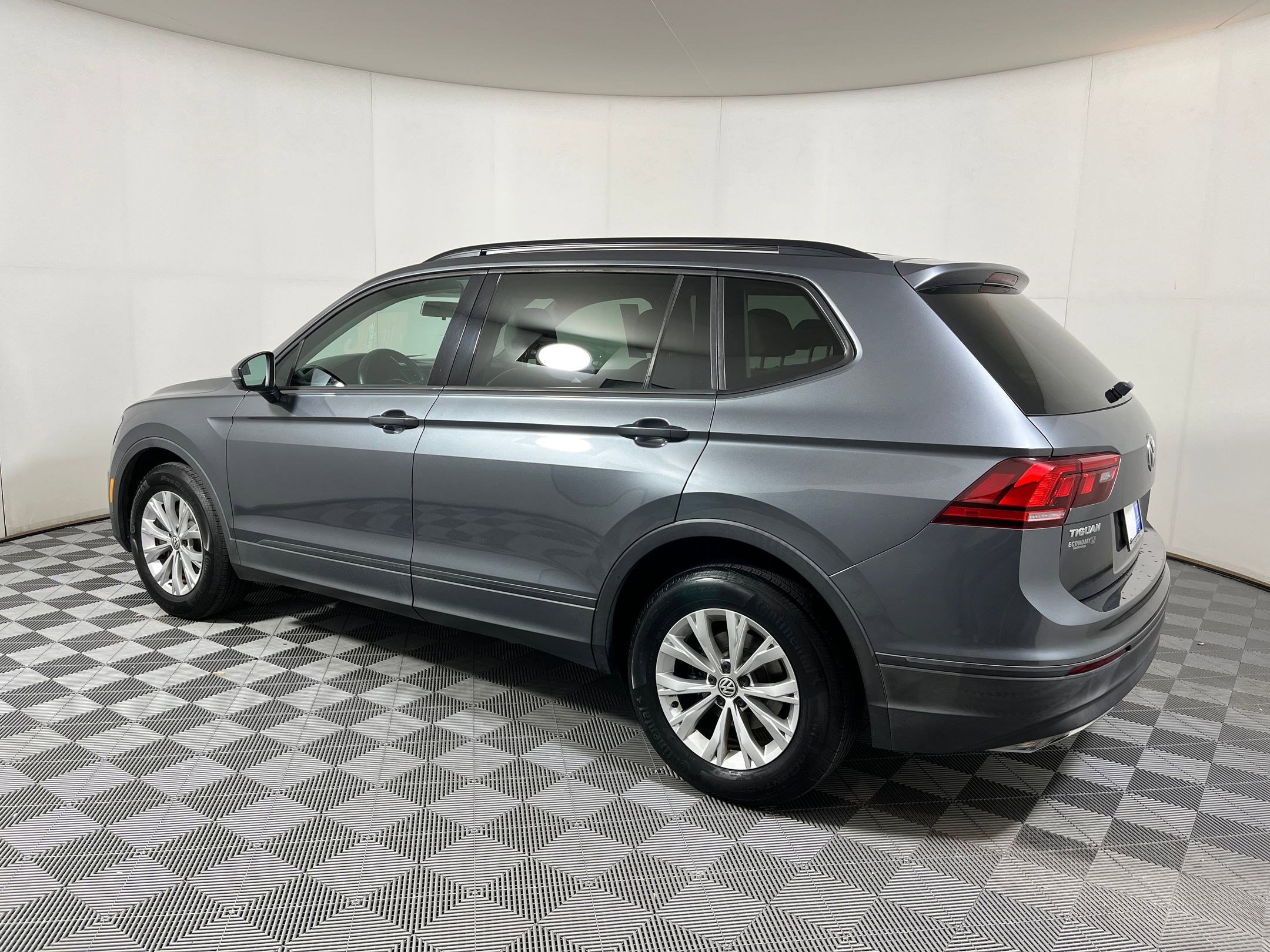 2018 Volkswagen Tiguan S photo 2