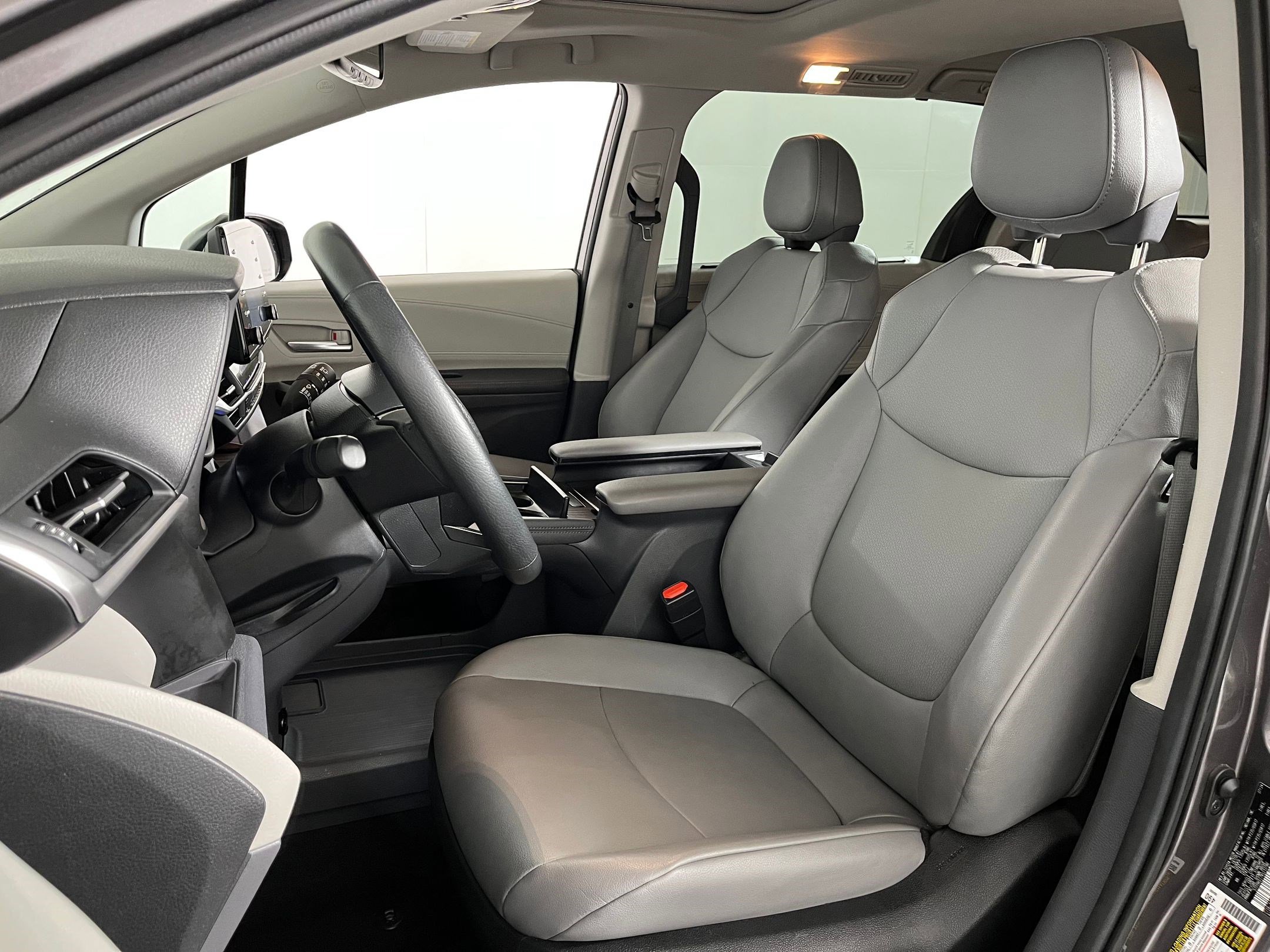 2024 Toyota Sienna XLE photo 3