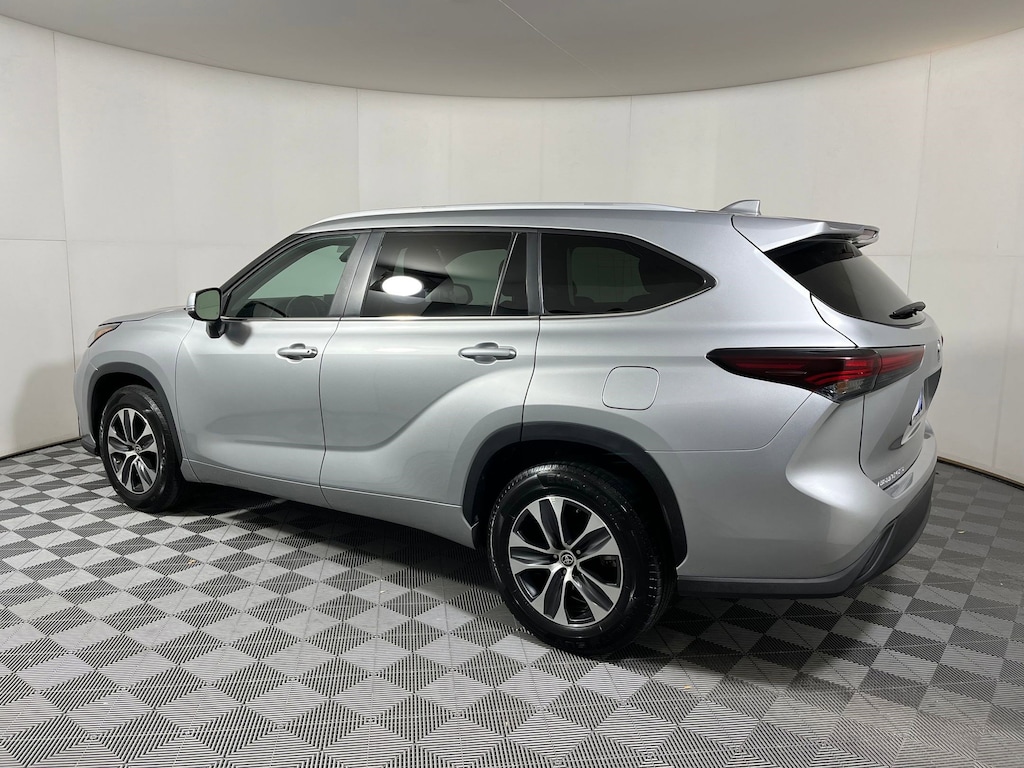 Used 2024 Toyota Highlander LE SUV