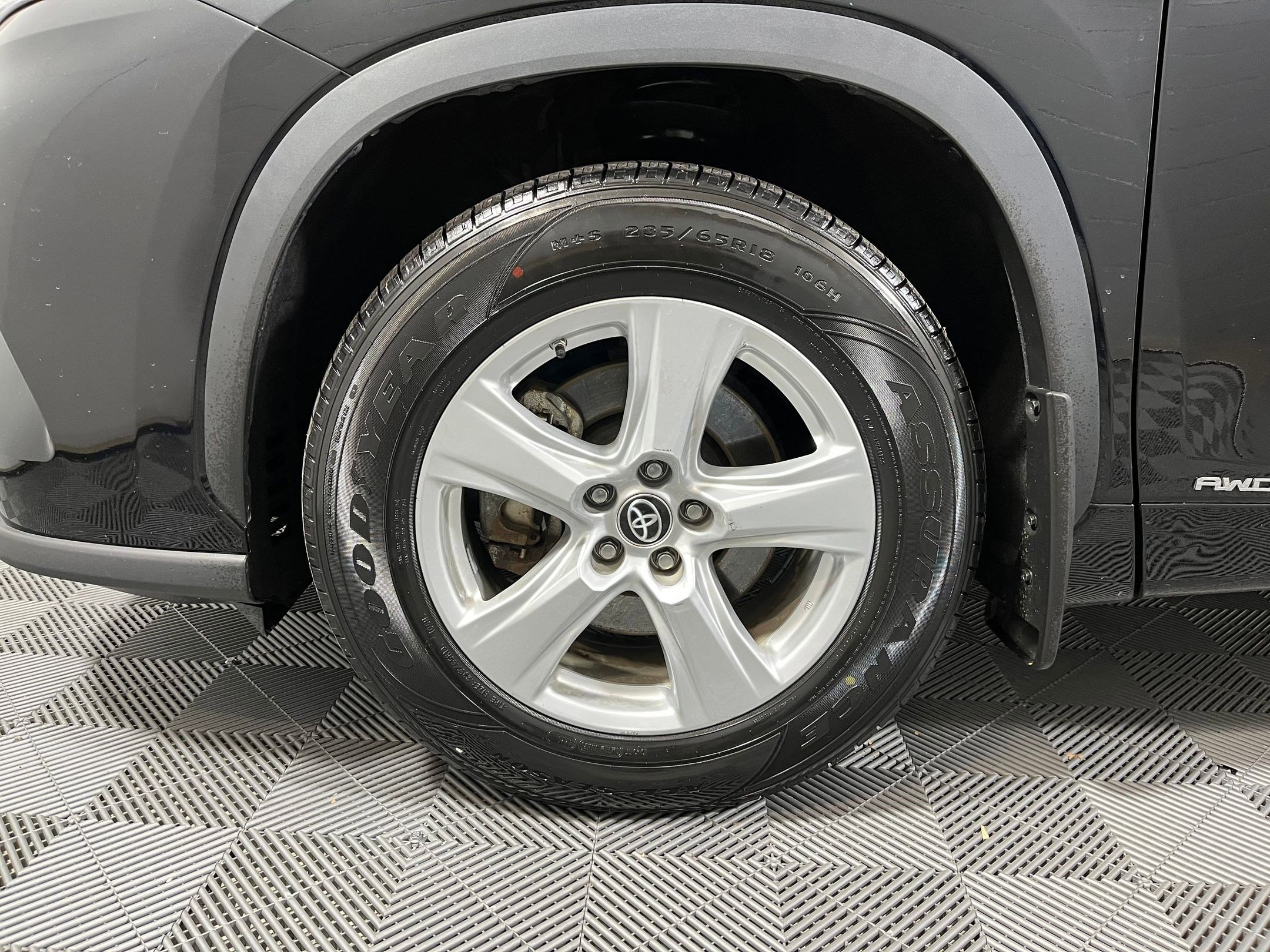 Image of 2023 Toyota Highlander Hybrid LE SUV