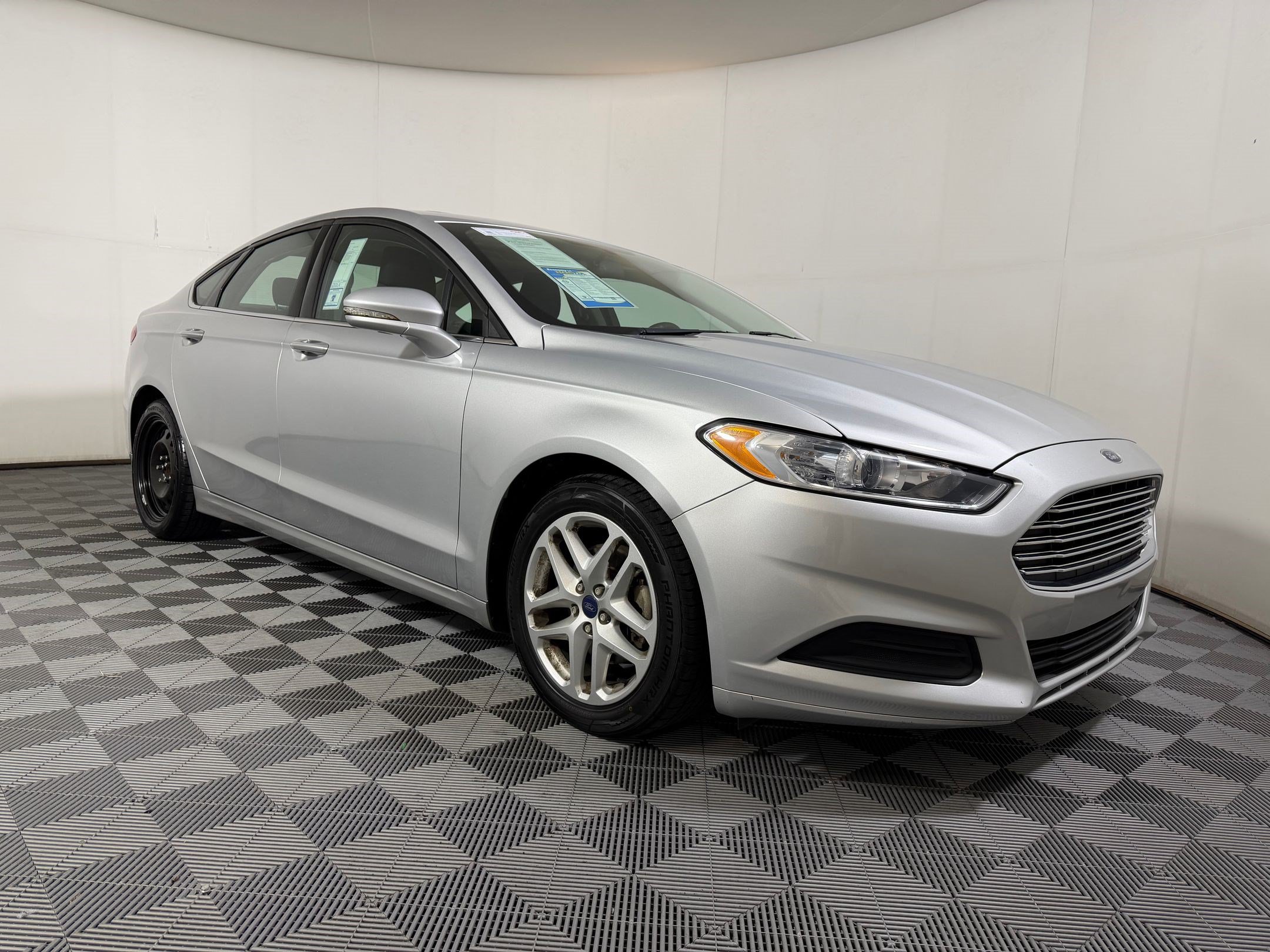 Fusion SE Sedan